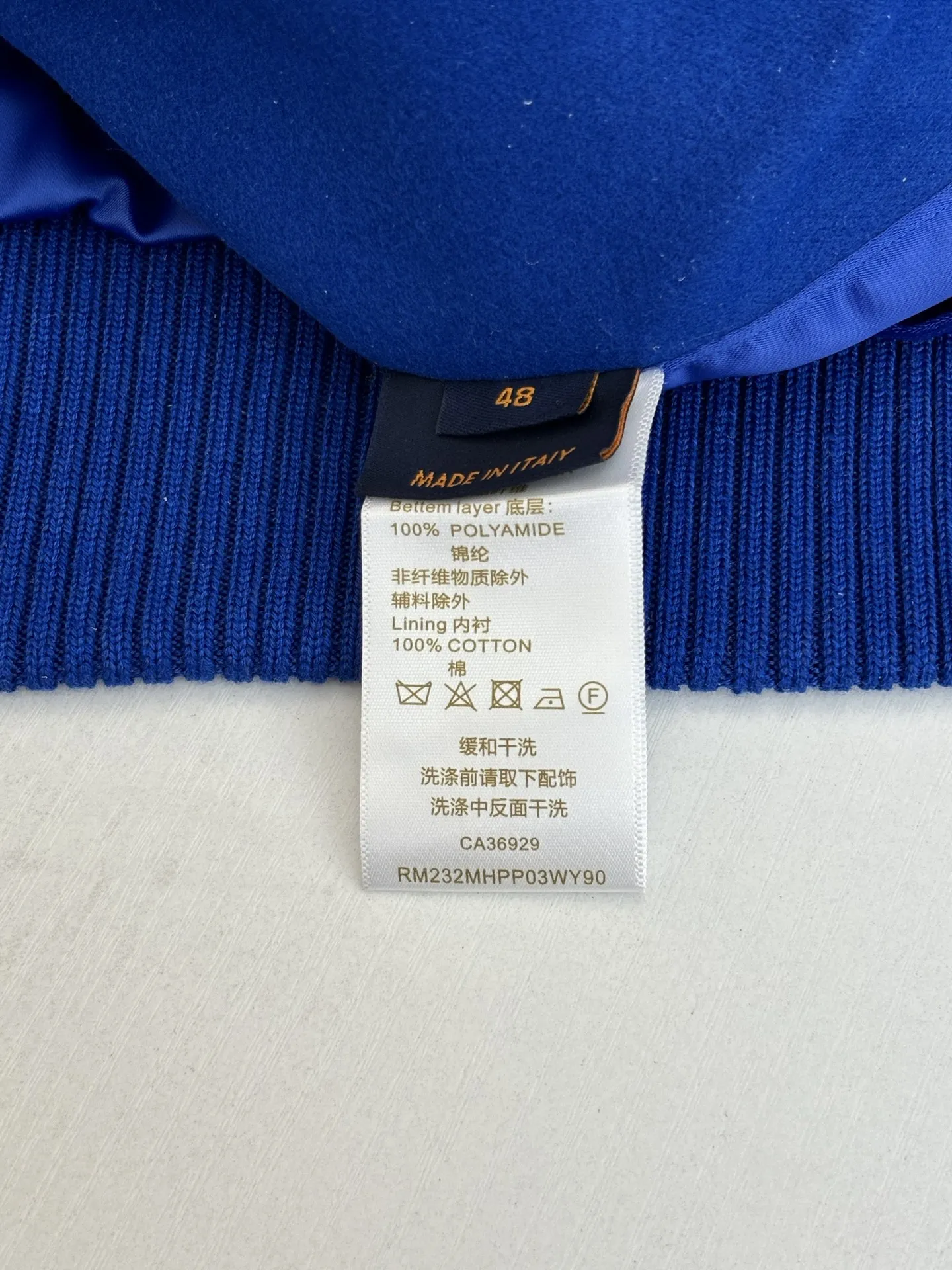 P410 1V/路易 FW23 毛巾绣花棒球服外套 面料成分有65%的羊毛,15%天然丝,10%的氨纶,10%绒混合定织而成,总的克重有900多克,还有最为关键的是色牢度,牢固不会褪色,袖子用的进口粒面皮质,加工定型,上色,水洗,纹路保留了原有的颗粒结构,厚实饱满圆润,刺绣使用进口毛巾绣机器,先把每个图案绣在毛毡上,在用红外线激光雕刻出来,再有缝纫机进行固定,这件衣服有多处贴标,一处平绣,后身的大图案是直接绣在上面的,这款衣服有4种不同工艺的绣花,螺纹采用全棉纱线定染定织而成,粗纱横机编织而成,不起球,棉质亲肤,立体感十足,定制辅料三标,洗涤建议首选干洗,次选手洗或者轻柔机洗,机洗请单独单件套洗衣袋轻柔机洗,不能烘干和热水洗涤,不能长时间浸泡暴晒,正确的洗涤方式可使衣服使用寿命延长 Size:S/M/L/XL