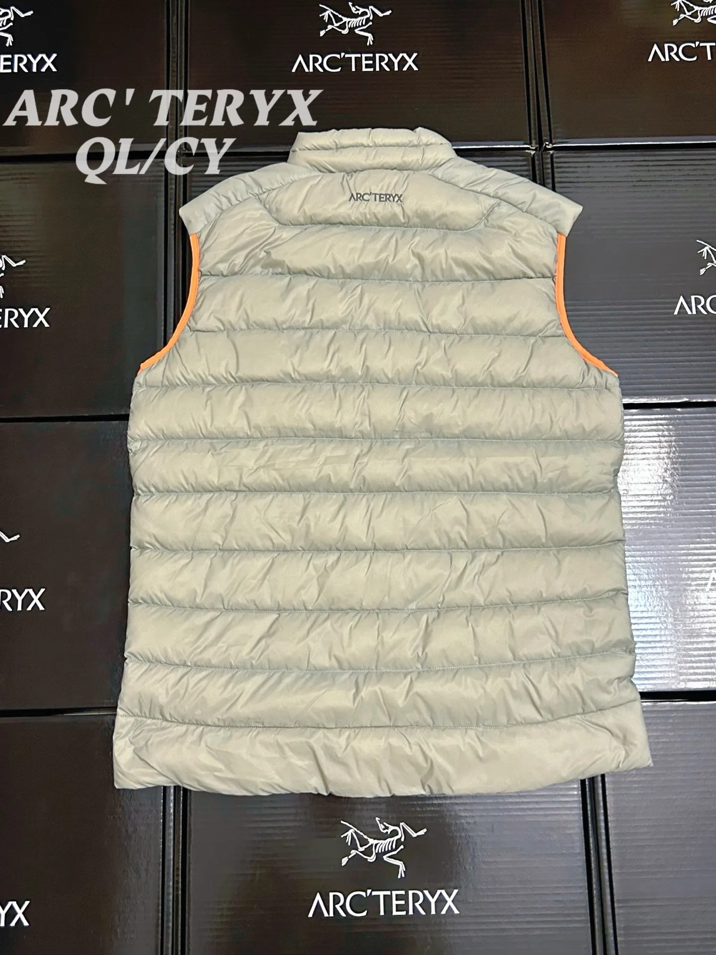 p290款号k61 Arcteryx始祖鸟 Cerium vest 纯色休闲拉链立领鹅绒马甲 整件马甲采用超轻量的面料和填充，可以轻松卷缩成自身的一个口袋中，形成一个非常小的收纳包。 &bull;收纳后体积仅比一个可乐罐稍大，重量极轻（约200-250克，取决于尺码），几乎不占任何背包空间，非常适合作为应急保暖层随身携带 颜色：绿色 藏青 黑色 岩石灰 以太蓝 size：s-xxxl