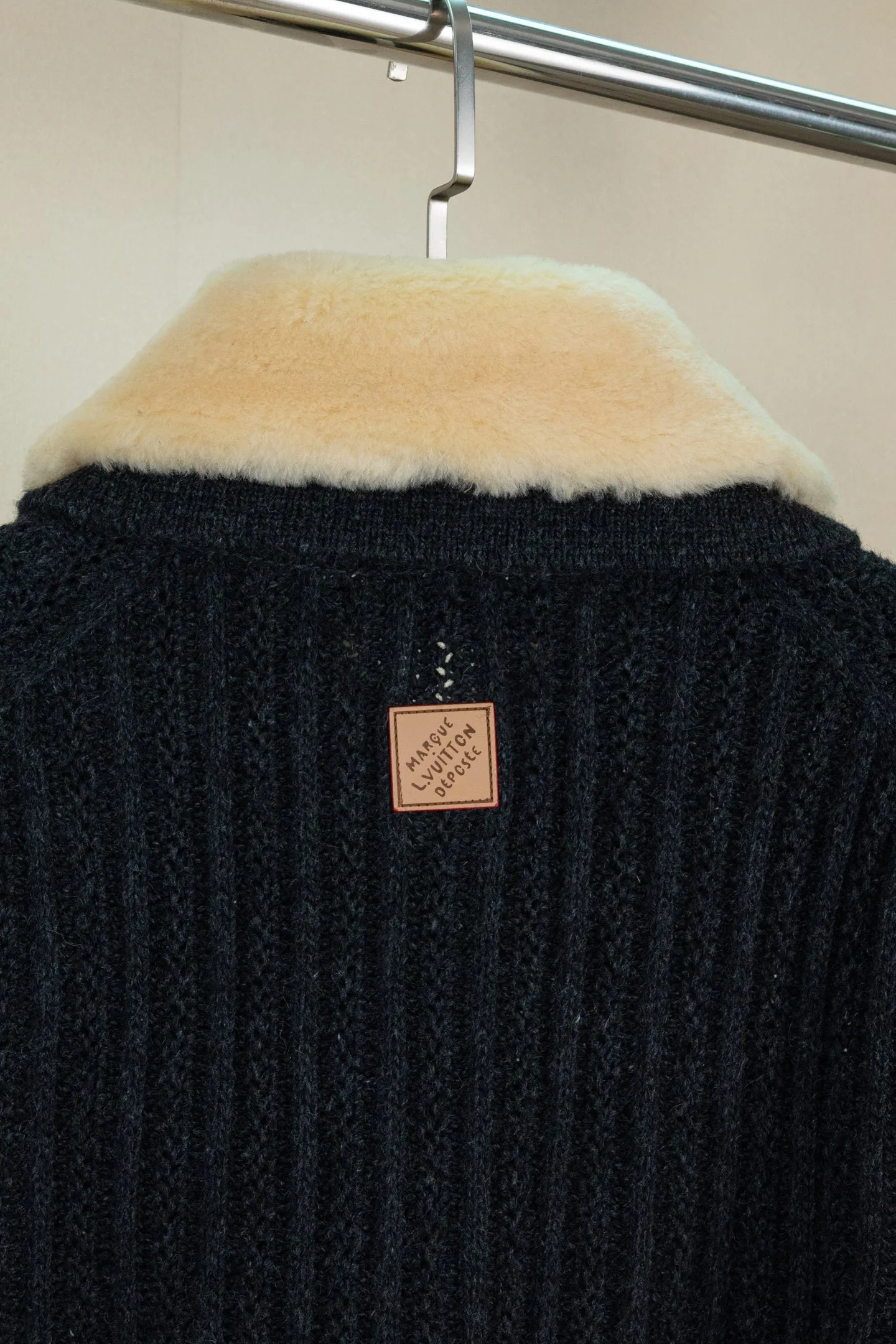 p360 （区别市场通货版本 真羊毛领 1:1复刻五金）LOUIS VUITTON FW26 羊绒羊毛拉链短款束腰夹克外套 男款 这款深色拉链束腰夹克，选用山羊绒与绵羊毛混纺纱线，织就质感疏朗的粗罗纹针织。舒适的羊毛皮衣领之上，配有 VVN 牛皮革搭扣饰带，可将衣领稳妥固定。衣身缀有同款皮革的 Marque L.Vuitton D&eacute;pos&eacute;e 贴饰，彰显品牌格调。这款单品精致而不失闲适，是冬季着装的上佳之选。 标准版型 70% 绵羊毛，30% 山羊绒 可拆卸羊毛皮衣领 用于将衣领竖起的 VVN 牛皮革搭扣饰带 拉链前襟 侧袋 背面饰有 VVN 牛皮革标识贴饰