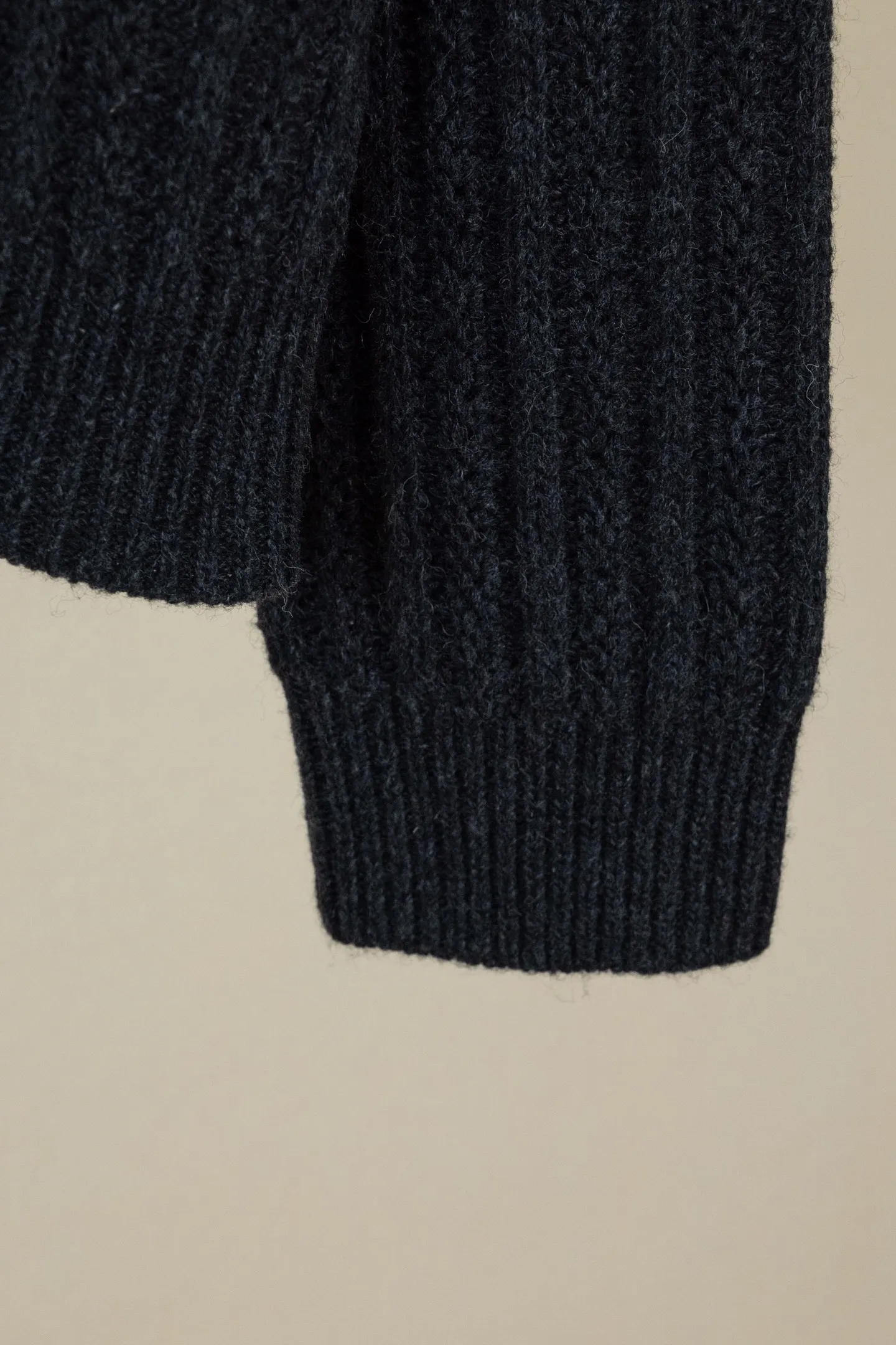 p360 (区别市场通货版本 真羊毛领 1:1复刻五金)LOUIS VUITTON FW26 羊绒羊毛拉链短款束腰夹克外套 男款 这款深色拉链束腰夹克,选用山羊绒与绵羊毛混纺纱线,织就质感疏朗的粗罗纹针织。舒适的羊毛皮衣领之上,配有 VVN 牛皮革搭扣饰带,可将衣领稳妥固定。衣身缀有同款皮革的 Marque L.Vuitton Déposée 贴饰,彰显品牌格调。这款单品精致而不失闲适,是冬季着装的上佳之选。 标准版型 70% 绵羊毛,30% 山羊绒 可拆卸羊毛皮衣领 用于将衣领竖起的 VVN 牛皮革搭扣饰带 拉链前襟 侧袋 背面饰有 VVN 牛皮革标识贴饰