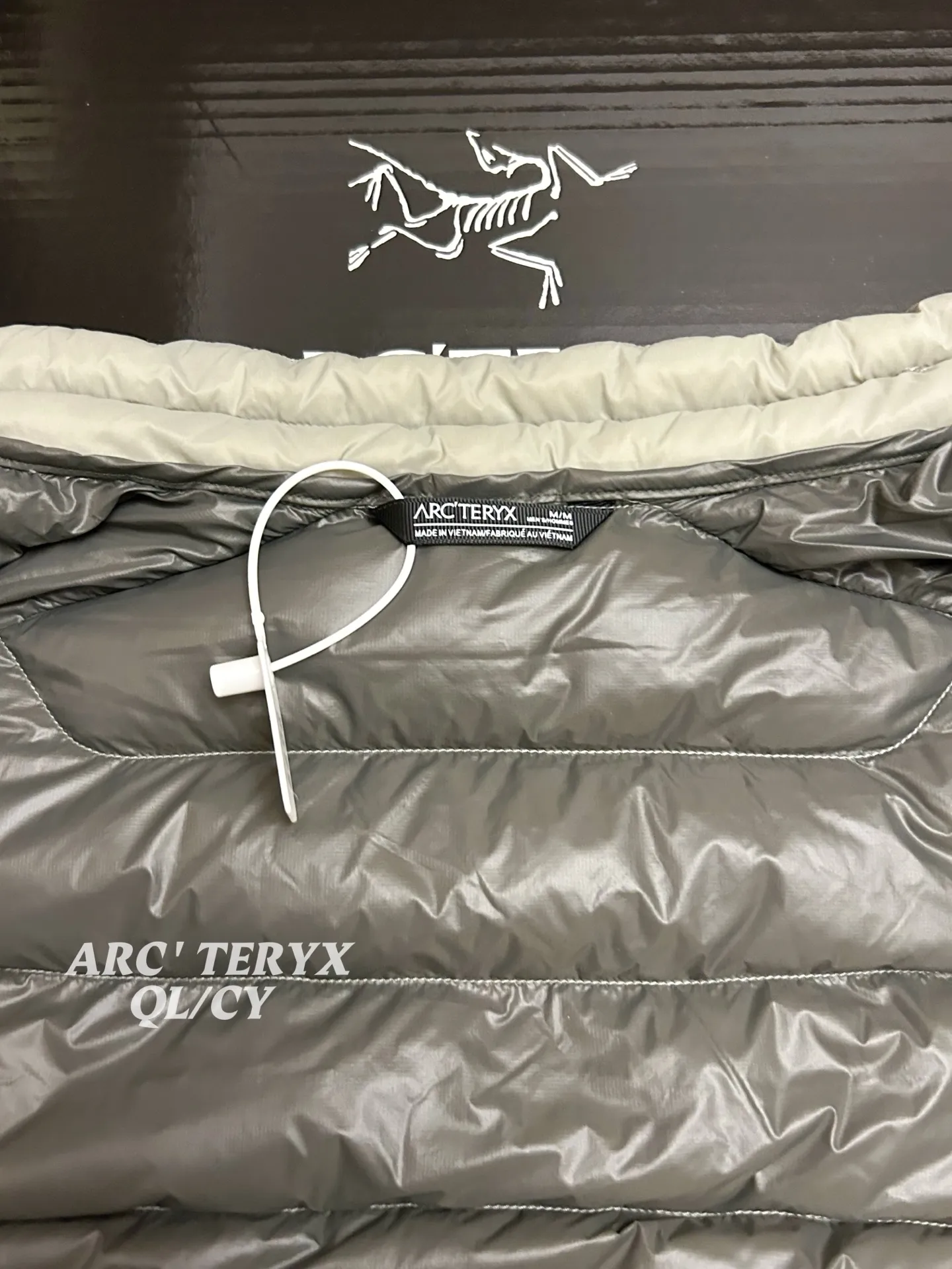 p290款号k61 Arcteryx始祖鸟 Cerium vest 纯色休闲拉链立领鹅绒马甲 整件马甲采用超轻量的面料和填充，可以轻松卷缩成自身的一个口袋中，形成一个非常小的收纳包。 &bull;收纳后体积仅比一个可乐罐稍大，重量极轻（约200-250克，取决于尺码），几乎不占任何背包空间，非常适合作为应急保暖层随身携带 颜色：绿色 藏青 黑色 岩石灰 以太蓝 size：s-xxxl