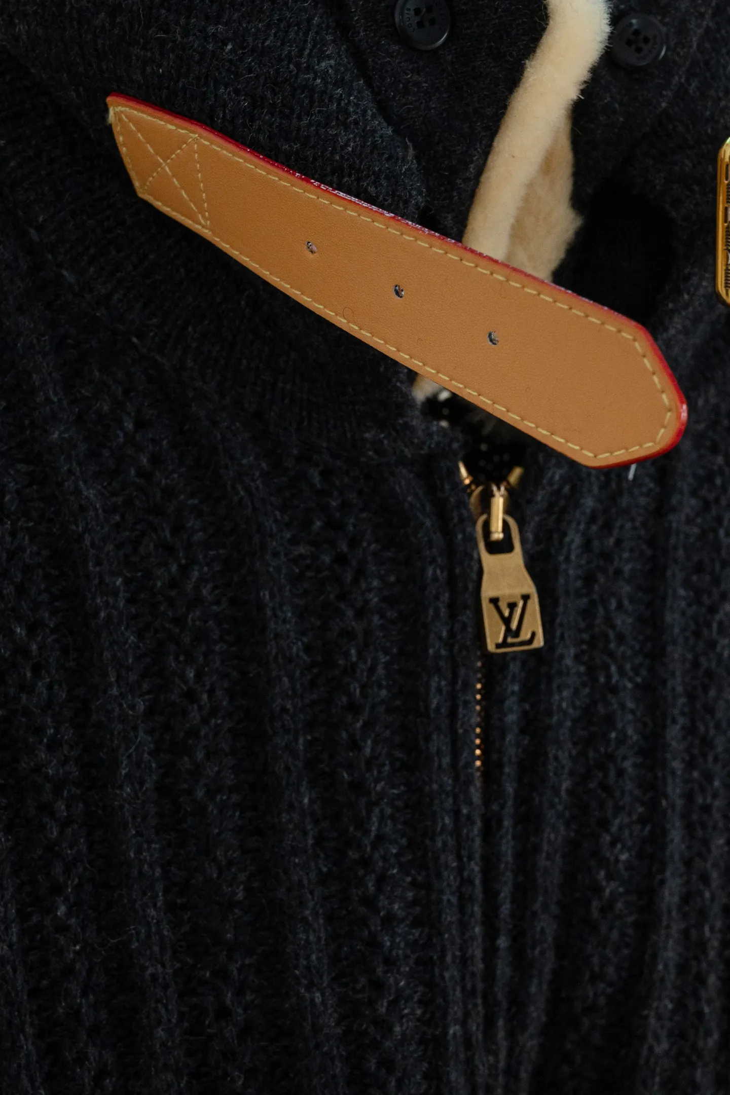 p360 (区别市场通货版本 真羊毛领 1:1复刻五金)LOUIS VUITTON FW26 羊绒羊毛拉链短款束腰夹克外套 男款 这款深色拉链束腰夹克,选用山羊绒与绵羊毛混纺纱线,织就质感疏朗的粗罗纹针织。舒适的羊毛皮衣领之上,配有 VVN 牛皮革搭扣饰带,可将衣领稳妥固定。衣身缀有同款皮革的 Marque L.Vuitton Déposée 贴饰,彰显品牌格调。这款单品精致而不失闲适,是冬季着装的上佳之选。 标准版型 70% 绵羊毛,30% 山羊绒 可拆卸羊毛皮衣领 用于将衣领竖起的 VVN 牛皮革搭扣饰带 拉链前襟 侧袋 背面饰有 VVN 牛皮革标识贴饰