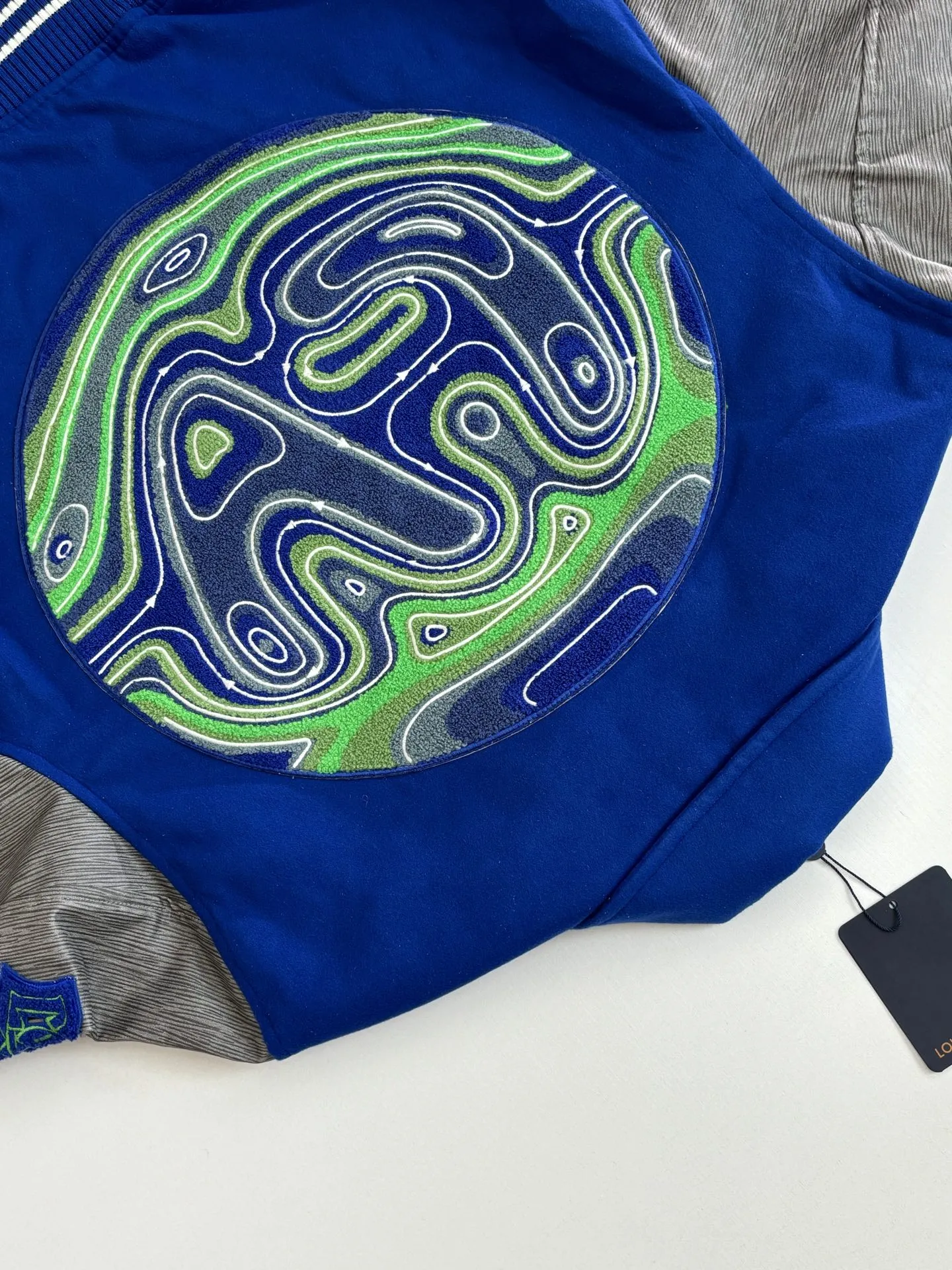 P410 1V/路易 FW23 毛巾绣花棒球服外套 面料成分有65%的羊毛,15%天然丝,10%的氨纶,10%绒混合定织而成,总的克重有900多克,还有最为关键的是色牢度,牢固不会褪色,袖子用的进口粒面皮质,加工定型,上色,水洗,纹路保留了原有的颗粒结构,厚实饱满圆润,刺绣使用进口毛巾绣机器,先把每个图案绣在毛毡上,在用红外线激光雕刻出来,再有缝纫机进行固定,这件衣服有多处贴标,一处平绣,后身的大图案是直接绣在上面的,这款衣服有4种不同工艺的绣花,螺纹采用全棉纱线定染定织而成,粗纱横机编织而成,不起球,棉质亲肤,立体感十足,定制辅料三标,洗涤建议首选干洗,次选手洗或者轻柔机洗,机洗请单独单件套洗衣袋轻柔机洗,不能烘干和热水洗涤,不能长时间浸泡暴晒,正确的洗涤方式可使衣服使用寿命延长 Size:S/M/L/XL