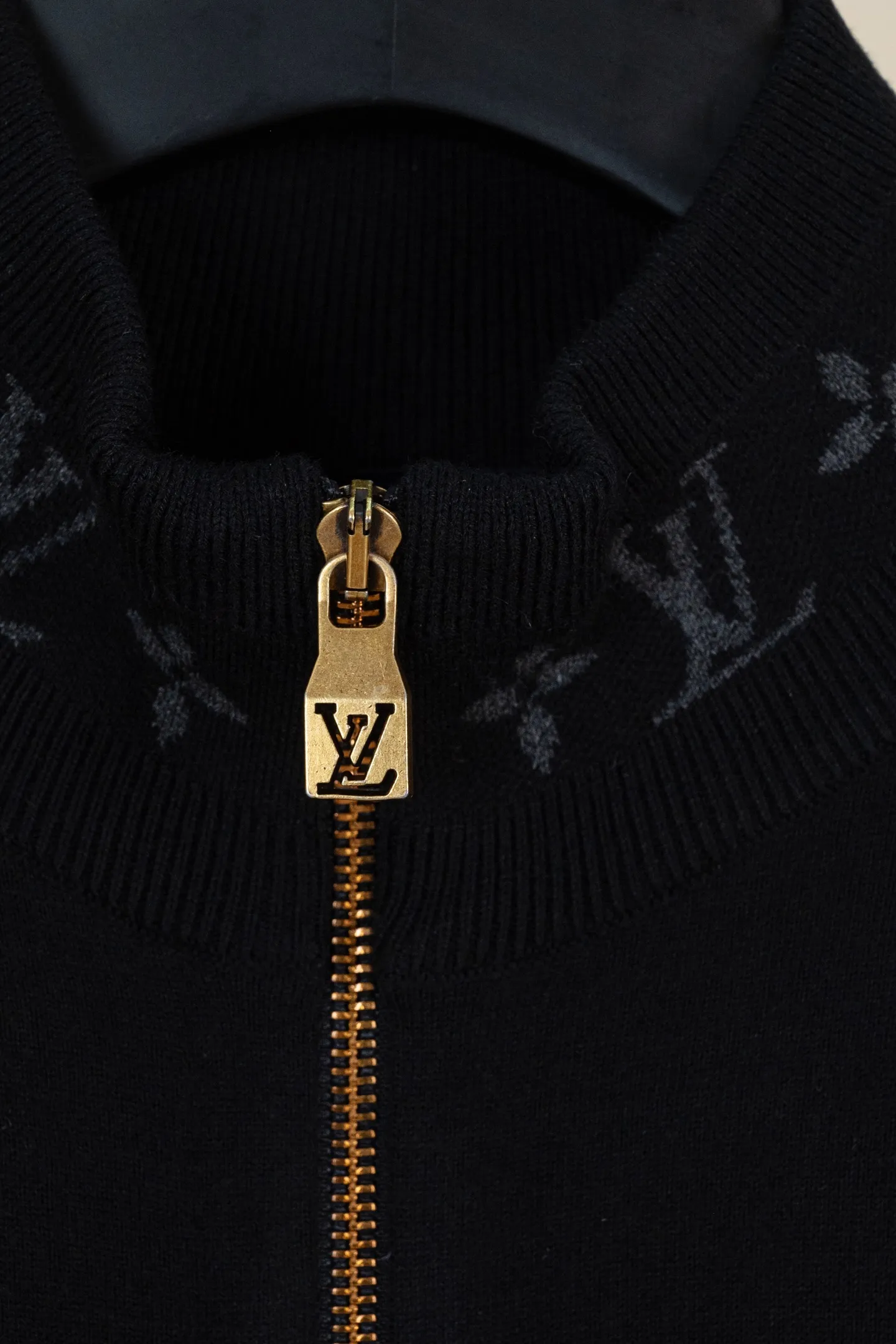 p270 LOUIS VUITTON FW25 双面针织旅行束腰夹克外套 男款 这款绵羊毛混纺束腰夹克兼具舒适与优雅，采用精致的双面针织工艺，内里为柔软的棉质。简约廓形，在衣领和袖口处饰有提花 Monogram 细节，即使叠穿在外套或夹克下也清晰可见。建议搭配同款长裤。 标准版型 双面针织：外层绵羊毛，内层棉 衣领与袖口提花标识 罗纹衣领、袖口与下摆 拉链前襟 拉链口袋