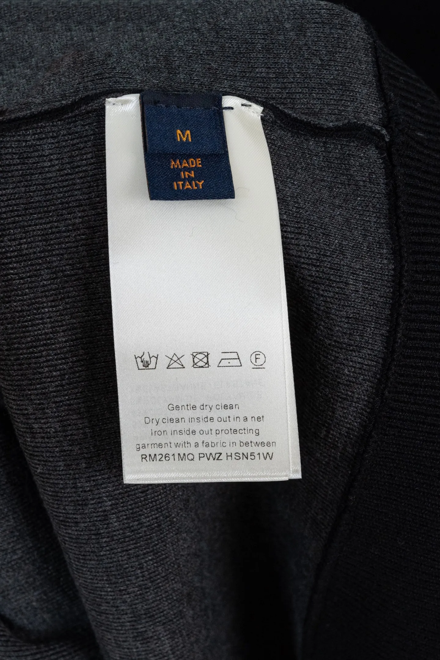 p270 LOUIS VUITTON FW25 双面针织旅行束腰夹克外套 男款 这款绵羊毛混纺束腰夹克兼具舒适与优雅，采用精致的双面针织工艺，内里为柔软的棉质。简约廓形，在衣领和袖口处饰有提花 Monogram 细节，即使叠穿在外套或夹克下也清晰可见。建议搭配同款长裤。 标准版型 双面针织：外层绵羊毛，内层棉 衣领与袖口提花标识 罗纹衣领、袖口与下摆 拉链前襟 拉链口袋