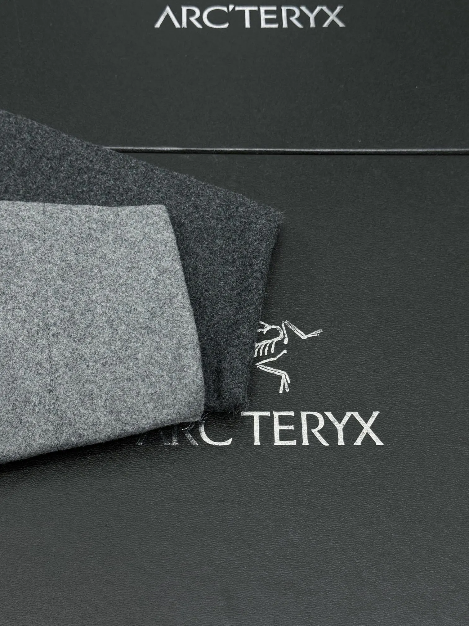 💰P270 款号K26 两色合集图 #ARC'TERYX# 始祖鸟Sawyer Wool Hoody刺绣小标识羊毛外套软壳夹克连帽防风冲锋衣 #这款SAWYER WOOL 夹克采用轻薄耐磨的羊毛软壳面料 羊毛涤纶双织布经 DWR(持久防水)处理 耐磨 轻薄 中度保暖 防风挡雨 面料防风而透气 感觉舒适 具有弹性纤维的双向弹性 轻薄而耐磨 其面料防风挡雨 富有质感的底面保暖舒适 在各种天气活动和活动强度中能吸湿排汗 立体修身剪裁 增加高强度活动的透气性灵活性 高性能 轻量而耐倍加舒适 无闷热感 透气性超强 高度复刻 绝对是一款不可多得的好软壳衣 各处针脚加固了好几股 每一处都是整齐紧密 追求高端与奢华的风范 手感极佳 上身舒服又透气 版型不挑人 无论是从成衣的设计 还是面料都是高端户外男士的手选 年轻人可以穿出 时尚 青春的感觉 而中年人却可以穿出来成熟稳重!是一款横跨所有年龄的经典款百搭神衣!这个款是长青款 基本款 不挑人 运动达人必备 强烈建议入手 还原专柜 全身压胶顶级版本!自行区别市面低版本! 颜色/Colour:黑灰色 灰白色 尺码/Size:M/L/XL/2XL/3XL/4XL