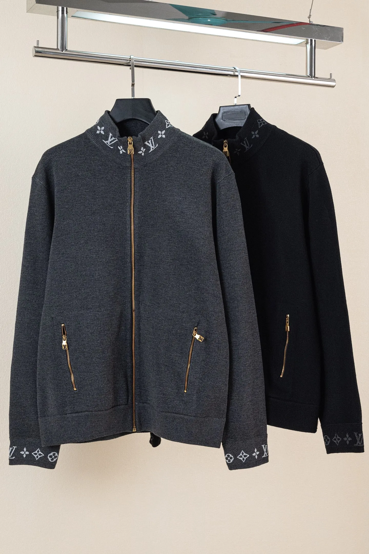 p270 LOUIS VUITTON FW25 双面针织旅行束腰夹克外套 男款 这款绵羊毛混纺束腰夹克兼具舒适与优雅，采用精致的双面针织工艺，内里为柔软的棉质。简约廓形，在衣领和袖口处饰有提花 Monogram 细节，即使叠穿在外套或夹克下也清晰可见。建议搭配同款长裤。 标准版型 双面针织：外层绵羊毛，内层棉 衣领与袖口提花标识 罗纹衣领、袖口与下摆 拉链前襟 拉链口袋