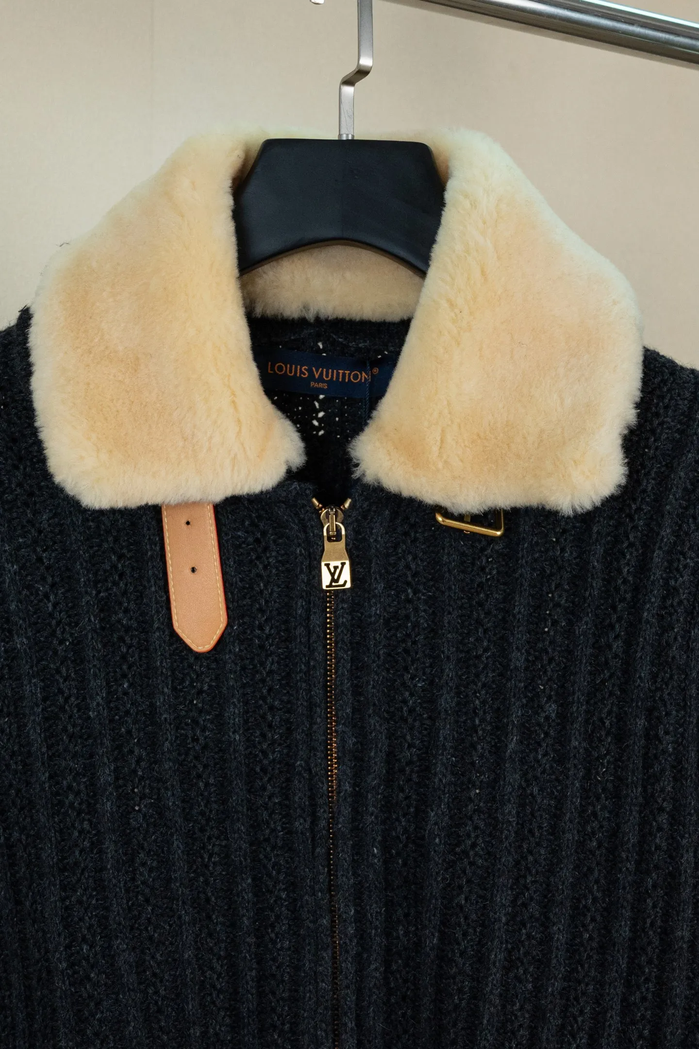 p360 (区别市场通货版本 真羊毛领 1:1复刻五金)LOUIS VUITTON FW26 羊绒羊毛拉链短款束腰夹克外套 男款 这款深色拉链束腰夹克,选用山羊绒与绵羊毛混纺纱线,织就质感疏朗的粗罗纹针织。舒适的羊毛皮衣领之上,配有 VVN 牛皮革搭扣饰带,可将衣领稳妥固定。衣身缀有同款皮革的 Marque L.Vuitton Déposée 贴饰,彰显品牌格调。这款单品精致而不失闲适,是冬季着装的上佳之选。 标准版型 70% 绵羊毛,30% 山羊绒 可拆卸羊毛皮衣领 用于将衣领竖起的 VVN 牛皮革搭扣饰带 拉链前襟 侧袋 背面饰有 VVN 牛皮革标识贴饰