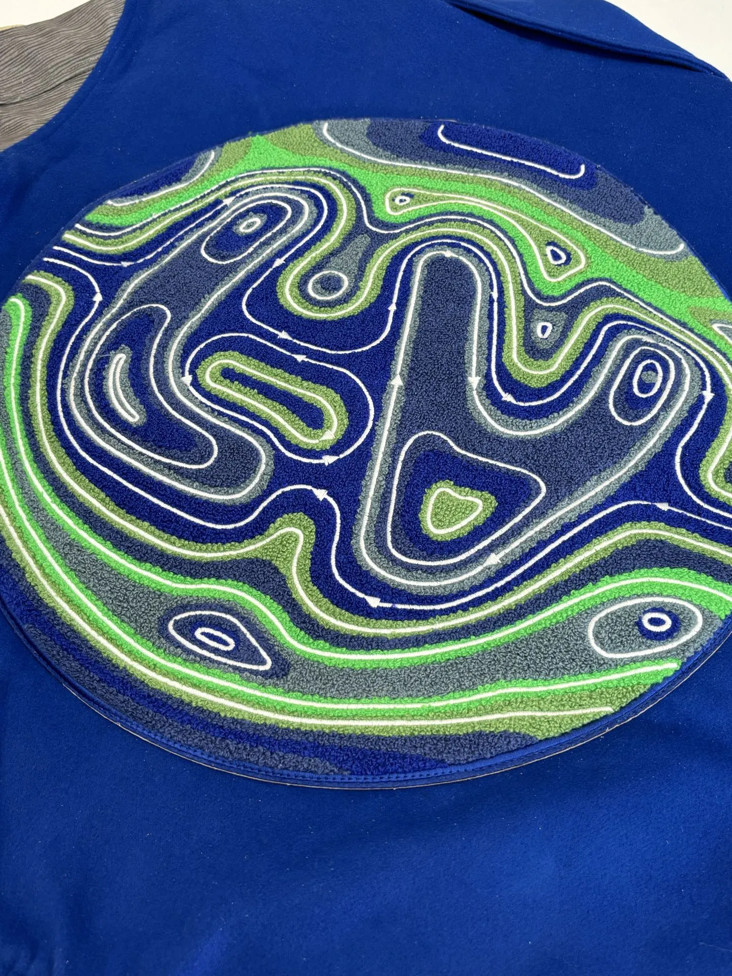 P410 1V/路易 FW23 毛巾绣花棒球服外套 面料成分有65%的羊毛，15%天然丝，10%的氨纶，10%绒混合定织而成，总的克重有900多克，还有最为关键的是色牢度，牢固不会褪色，袖子用的进口粒面皮质，加工定型，上色，水洗，纹路保留了原有的颗粒结构，厚实饱满圆润，刺绣使用进口毛巾绣机器，先把每个图案绣在毛毡上，在用红外线激光雕刻出来，再有缝纫机进行固定，这件衣服有多处贴标，一处平绣，后身的大图案是直接绣在上面的，这款衣服有4种不同工艺的绣花，螺纹采用全棉纱线定染定织而成，粗纱横机编织而成，不起球，棉质亲肤，立体感十足，定制辅料三标，洗涤建议首选干洗，次选手洗或者轻柔机洗，机洗请单独单件套洗衣袋轻柔机洗，不能烘干和热水洗涤，不能长时间浸泡暴晒，正确的洗涤方式可使衣服使用寿命延长 Size：S/M/L/XL