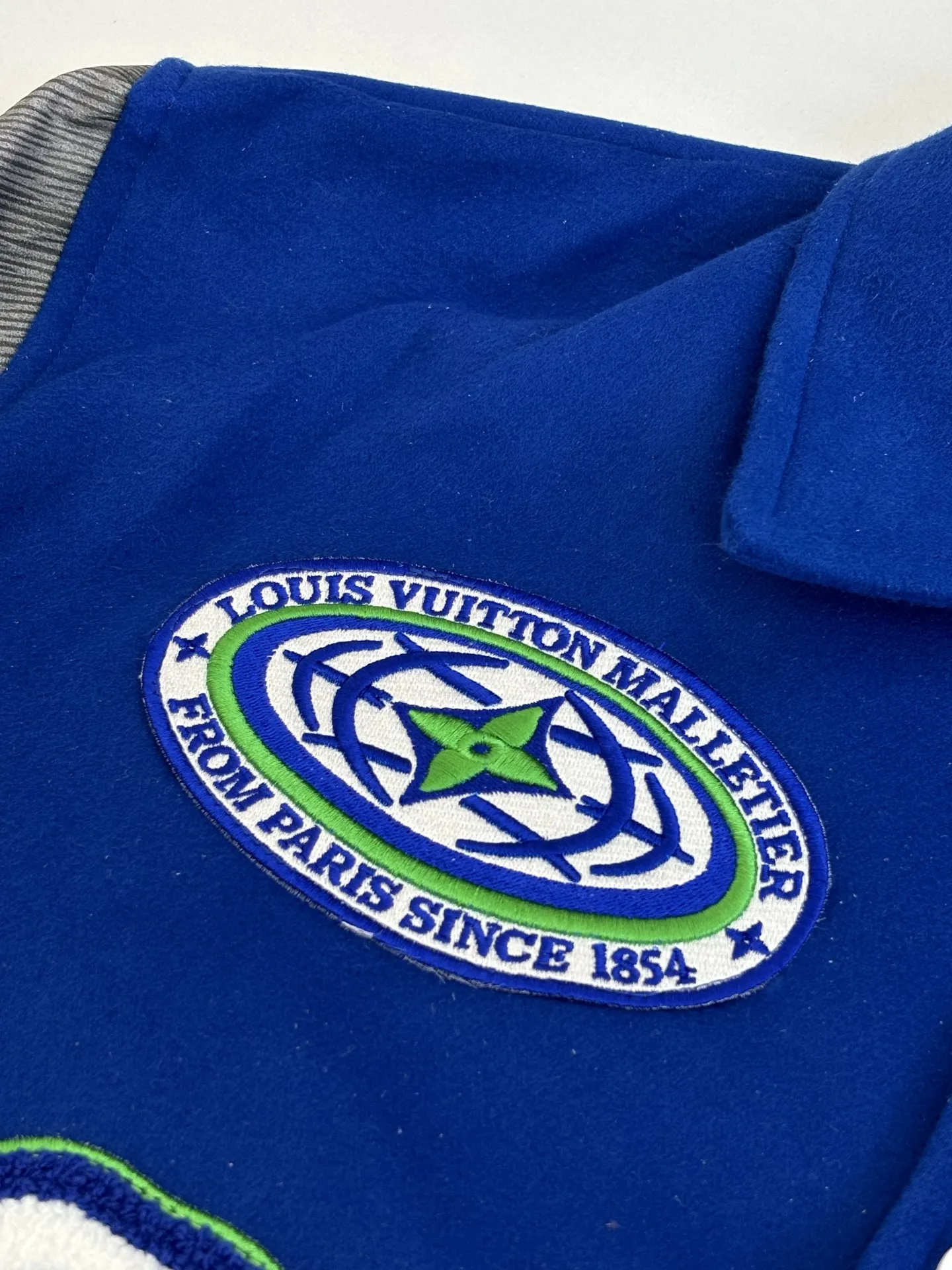 P410 1V/路易 FW23 毛巾绣花棒球服外套 面料成分有65%的羊毛,15%天然丝,10%的氨纶,10%绒混合定织而成,总的克重有900多克,还有最为关键的是色牢度,牢固不会褪色,袖子用的进口粒面皮质,加工定型,上色,水洗,纹路保留了原有的颗粒结构,厚实饱满圆润,刺绣使用进口毛巾绣机器,先把每个图案绣在毛毡上,在用红外线激光雕刻出来,再有缝纫机进行固定,这件衣服有多处贴标,一处平绣,后身的大图案是直接绣在上面的,这款衣服有4种不同工艺的绣花,螺纹采用全棉纱线定染定织而成,粗纱横机编织而成,不起球,棉质亲肤,立体感十足,定制辅料三标,洗涤建议首选干洗,次选手洗或者轻柔机洗,机洗请单独单件套洗衣袋轻柔机洗,不能烘干和热水洗涤,不能长时间浸泡暴晒,正确的洗涤方式可使衣服使用寿命延长 Size:S/M/L/XL