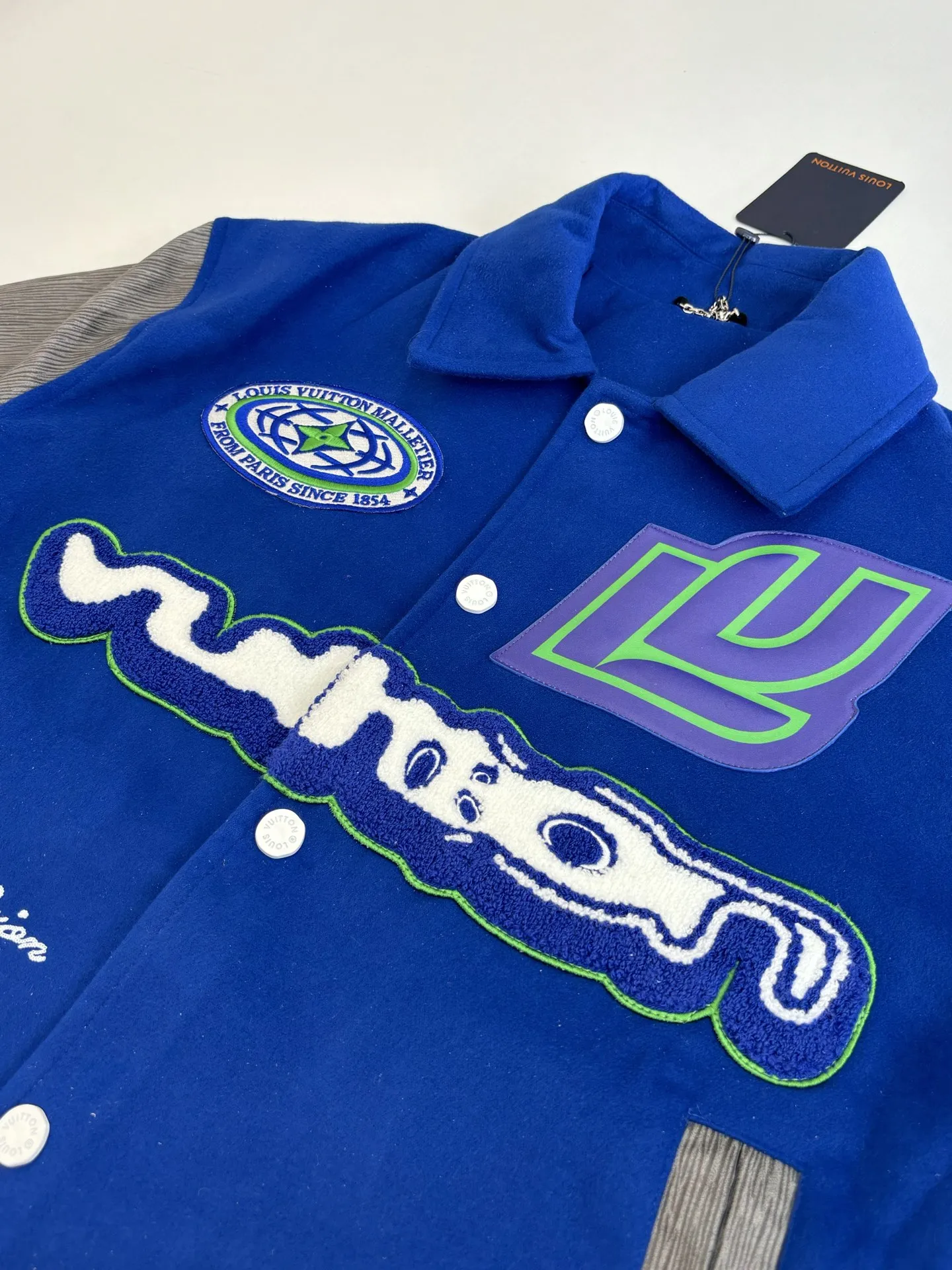 P410 1V/路易 FW23 毛巾绣花棒球服外套 面料成分有65%的羊毛，15%天然丝，10%的氨纶，10%绒混合定织而成，总的克重有900多克，还有最为关键的是色牢度，牢固不会褪色，袖子用的进口粒面皮质，加工定型，上色，水洗，纹路保留了原有的颗粒结构，厚实饱满圆润，刺绣使用进口毛巾绣机器，先把每个图案绣在毛毡上，在用红外线激光雕刻出来，再有缝纫机进行固定，这件衣服有多处贴标，一处平绣，后身的大图案是直接绣在上面的，这款衣服有4种不同工艺的绣花，螺纹采用全棉纱线定染定织而成，粗纱横机编织而成，不起球，棉质亲肤，立体感十足，定制辅料三标，洗涤建议首选干洗，次选手洗或者轻柔机洗，机洗请单独单件套洗衣袋轻柔机洗，不能烘干和热水洗涤，不能长时间浸泡暴晒，正确的洗涤方式可使衣服使用寿命延长 Size：S/M/L/XL