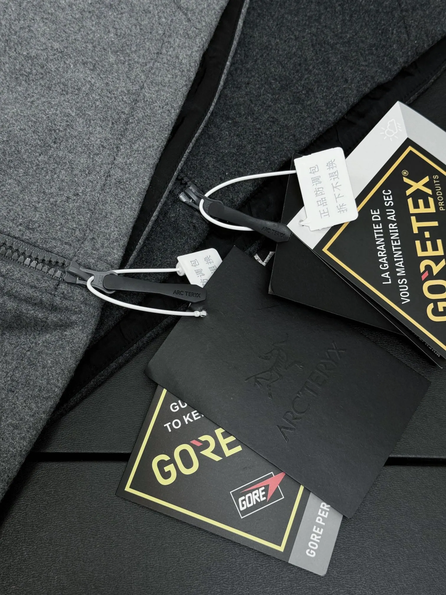 💰P270 款号K26 两色合集图 #ARC'TERYX# 始祖鸟Sawyer Wool Hoody刺绣小标识羊毛外套软壳夹克连帽防风冲锋衣 #这款SAWYER WOOL 夹克采用轻薄耐磨的羊毛软壳面料 羊毛涤纶双织布经 DWR(持久防水)处理 耐磨 轻薄 中度保暖 防风挡雨 面料防风而透气 感觉舒适 具有弹性纤维的双向弹性 轻薄而耐磨 其面料防风挡雨 富有质感的底面保暖舒适 在各种天气活动和活动强度中能吸湿排汗 立体修身剪裁 增加高强度活动的透气性灵活性 高性能 轻量而耐倍加舒适 无闷热感 透气性超强 高度复刻 绝对是一款不可多得的好软壳衣 各处针脚加固了好几股 每一处都是整齐紧密 追求高端与奢华的风范 手感极佳 上身舒服又透气 版型不挑人 无论是从成衣的设计 还是面料都是高端户外男士的手选 年轻人可以穿出 时尚 青春的感觉 而中年人却可以穿出来成熟稳重!是一款横跨所有年龄的经典款百搭神衣!这个款是长青款 基本款 不挑人 运动达人必备 强烈建议入手 还原专柜 全身压胶顶级版本!自行区别市面低版本! 颜色/Colour:黑灰色 灰白色 尺码/Size:M/L/XL/2XL/3XL/4XL