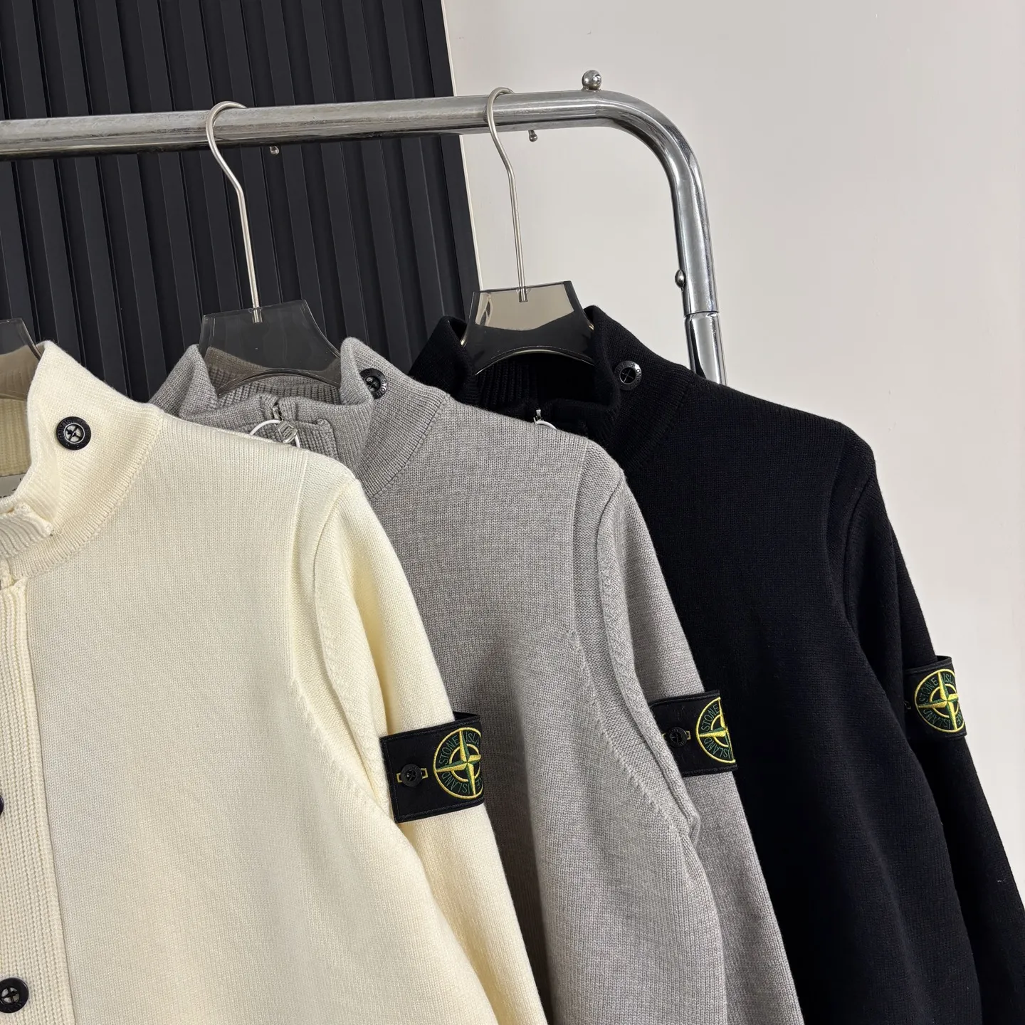 💰170 Stone Island 石头岛针织纽扣开衫毛衣外套 &middot; 强烈推荐大家要入的一件！！！！ 清新温柔的风格很养眼，慵懒时髦，刺绣立体饱满，袖口与下摆拼色点缀， 无疑它是非常别致的那一款。 微阔身，松量舒适也能巧妙藏肉，下摆微微收拢， 彰显都市的小精致优雅，版型时尚又不会过于宽松， 所以适度宽松很重要，版型很显瘦显高藏肉！ &middot; 定制对色定染羊毛混纺棉纱线，高克重高密度超高品质，毛料柔软细腻亲肤，触感软糯丝滑！ &middot;纽扣门襟内➕拉链开合设计～定制五金+原版品牌logo亮面纽扣 全衣9粒主纽扣质感超绝！ &middot;侧边经典石头到十字绣花章；可穿脱带取。对标原版 非常方便。 颜色：黑色 灰色 米白 尺码：M～2XL M ： 衣长68 胸围110 袖长57 L ： 衣长70 胸围116 袖长58 XL： 衣长72 胸围120 袖长59 2XL：衣长74 胸围124 袖长60