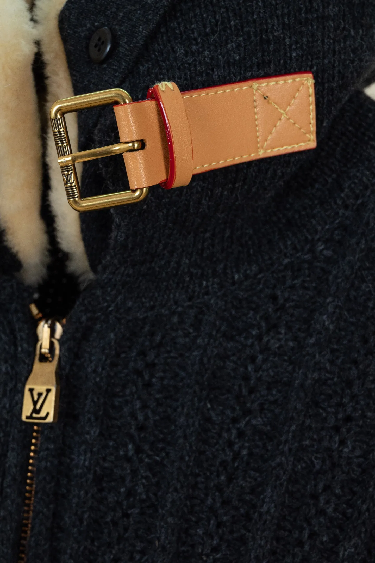 p360 (区别市场通货版本 真羊毛领 1:1复刻五金)LOUIS VUITTON FW26 羊绒羊毛拉链短款束腰夹克外套 男款 这款深色拉链束腰夹克,选用山羊绒与绵羊毛混纺纱线,织就质感疏朗的粗罗纹针织。舒适的羊毛皮衣领之上,配有 VVN 牛皮革搭扣饰带,可将衣领稳妥固定。衣身缀有同款皮革的 Marque L.Vuitton Déposée 贴饰,彰显品牌格调。这款单品精致而不失闲适,是冬季着装的上佳之选。 标准版型 70% 绵羊毛,30% 山羊绒 可拆卸羊毛皮衣领 用于将衣领竖起的 VVN 牛皮革搭扣饰带 拉链前襟 侧袋 背面饰有 VVN 牛皮革标识贴饰