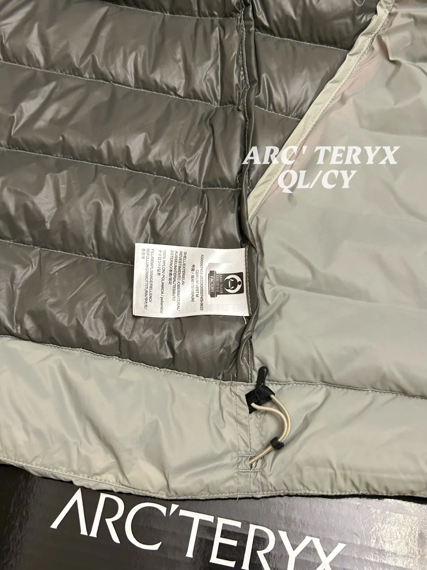 p290款号k61 Arcteryx始祖鸟 Cerium vest 纯色休闲拉链立领鹅绒马甲 整件马甲采用超轻量的面料和填充,可以轻松卷缩成自身的一个口袋中,形成一个非常小的收纳包。 •收纳后体积仅比一个可乐罐稍大,重量极轻(约200-250克,取决于尺码),几乎不占任何背包空间,非常适合作为应急保暖层随身携带 颜色:绿色 藏青 黑色 岩石灰 以太蓝 size:s-xxxl