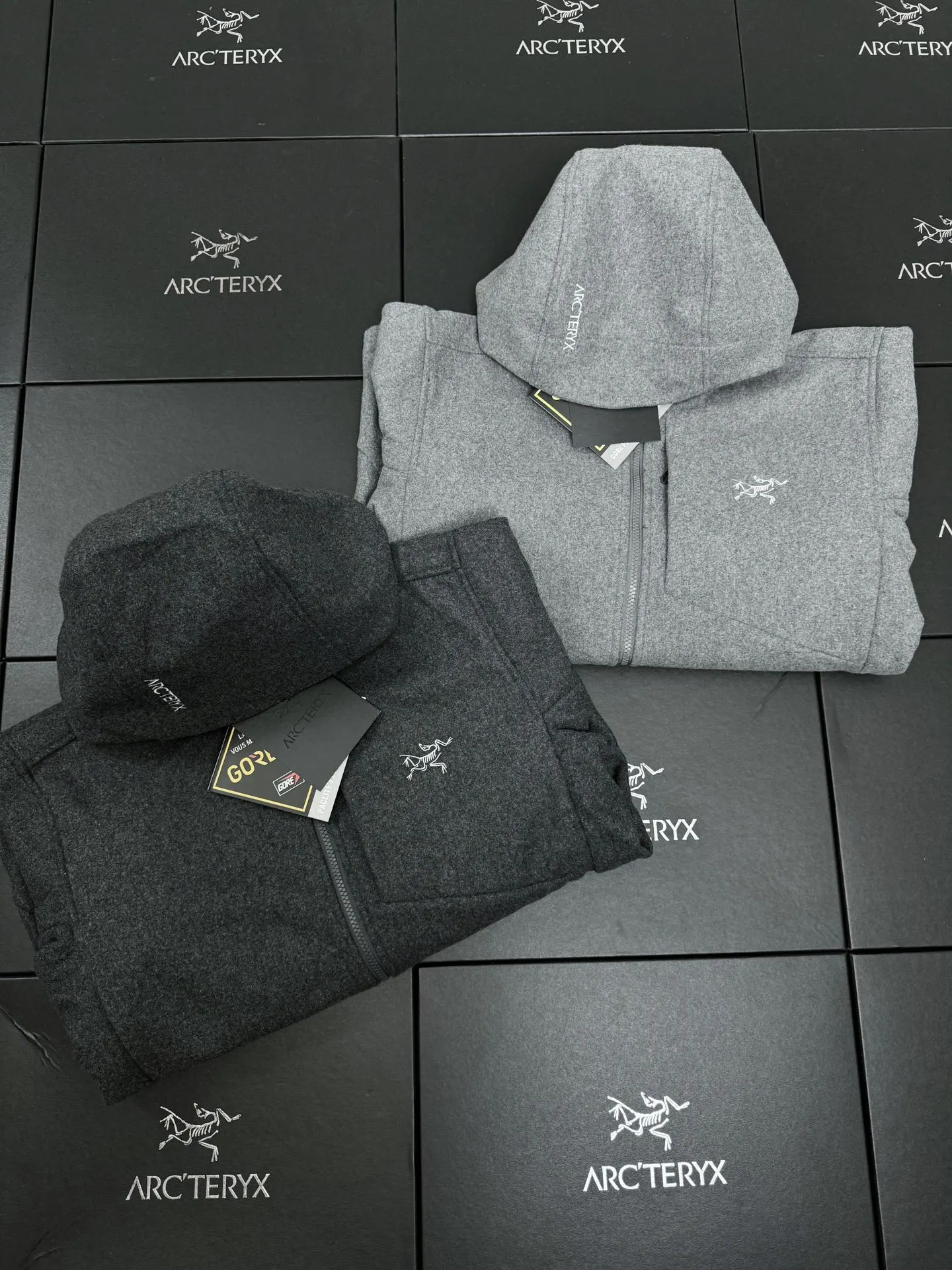 💰P270 款号K26 两色合集图 #ARC'TERYX# 始祖鸟Sawyer Wool Hoody刺绣小标识羊毛外套软壳夹克连帽防风冲锋衣 #这款SAWYER WOOL 夹克采用轻薄耐磨的羊毛软壳面料 羊毛涤纶双织布经 DWR(持久防水)处理 耐磨 轻薄 中度保暖 防风挡雨 面料防风而透气 感觉舒适 具有弹性纤维的双向弹性 轻薄而耐磨 其面料防风挡雨 富有质感的底面保暖舒适 在各种天气活动和活动强度中能吸湿排汗 立体修身剪裁 增加高强度活动的透气性灵活性 高性能 轻量而耐倍加舒适 无闷热感 透气性超强 高度复刻 绝对是一款不可多得的好软壳衣 各处针脚加固了好几股 每一处都是整齐紧密 追求高端与奢华的风范 手感极佳 上身舒服又透气 版型不挑人 无论是从成衣的设计 还是面料都是高端户外男士的手选 年轻人可以穿出 时尚 青春的感觉 而中年人却可以穿出来成熟稳重！是一款横跨所有年龄的经典款百搭神衣！这个款是长青款 基本款 不挑人 运动达人必备 强烈建议入手 还原专柜 全身压胶顶级版本！自行区别市面低版本！ 颜色/Colour：黑灰色 灰白色 尺码/Size：M/L/XL/2XL/3XL/4XL