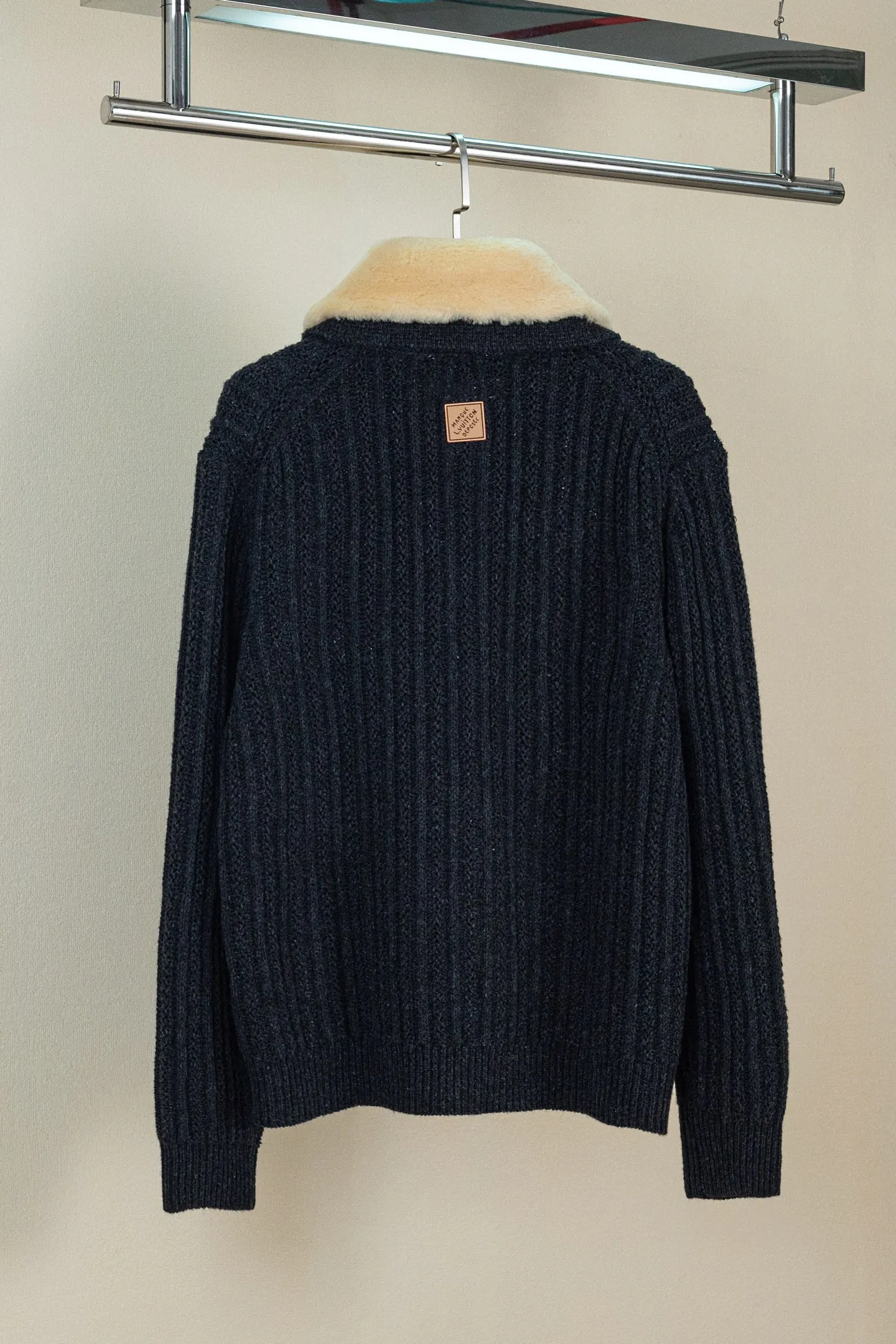 p360 （区别市场通货版本 真羊毛领 1:1复刻五金）LOUIS VUITTON FW26 羊绒羊毛拉链短款束腰夹克外套 男款 这款深色拉链束腰夹克，选用山羊绒与绵羊毛混纺纱线，织就质感疏朗的粗罗纹针织。舒适的羊毛皮衣领之上，配有 VVN 牛皮革搭扣饰带，可将衣领稳妥固定。衣身缀有同款皮革的 Marque L.Vuitton D&eacute;pos&eacute;e 贴饰，彰显品牌格调。这款单品精致而不失闲适，是冬季着装的上佳之选。 标准版型 70% 绵羊毛，30% 山羊绒 可拆卸羊毛皮衣领 用于将衣领竖起的 VVN 牛皮革搭扣饰带 拉链前襟 侧袋 背面饰有 VVN 牛皮革标识贴饰