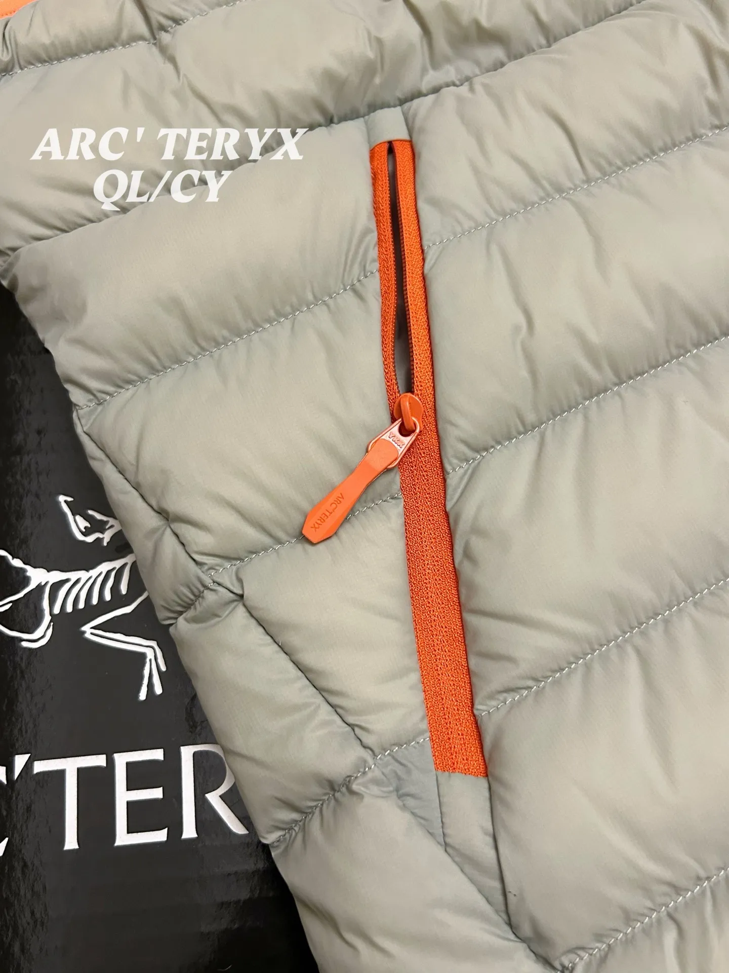 p290款号k61 Arcteryx始祖鸟 Cerium vest 纯色休闲拉链立领鹅绒马甲 整件马甲采用超轻量的面料和填充,可以轻松卷缩成自身的一个口袋中,形成一个非常小的收纳包。 •收纳后体积仅比一个可乐罐稍大,重量极轻(约200-250克,取决于尺码),几乎不占任何背包空间,非常适合作为应急保暖层随身携带 颜色:绿色 藏青 黑色 岩石灰 以太蓝 size:s-xxxl