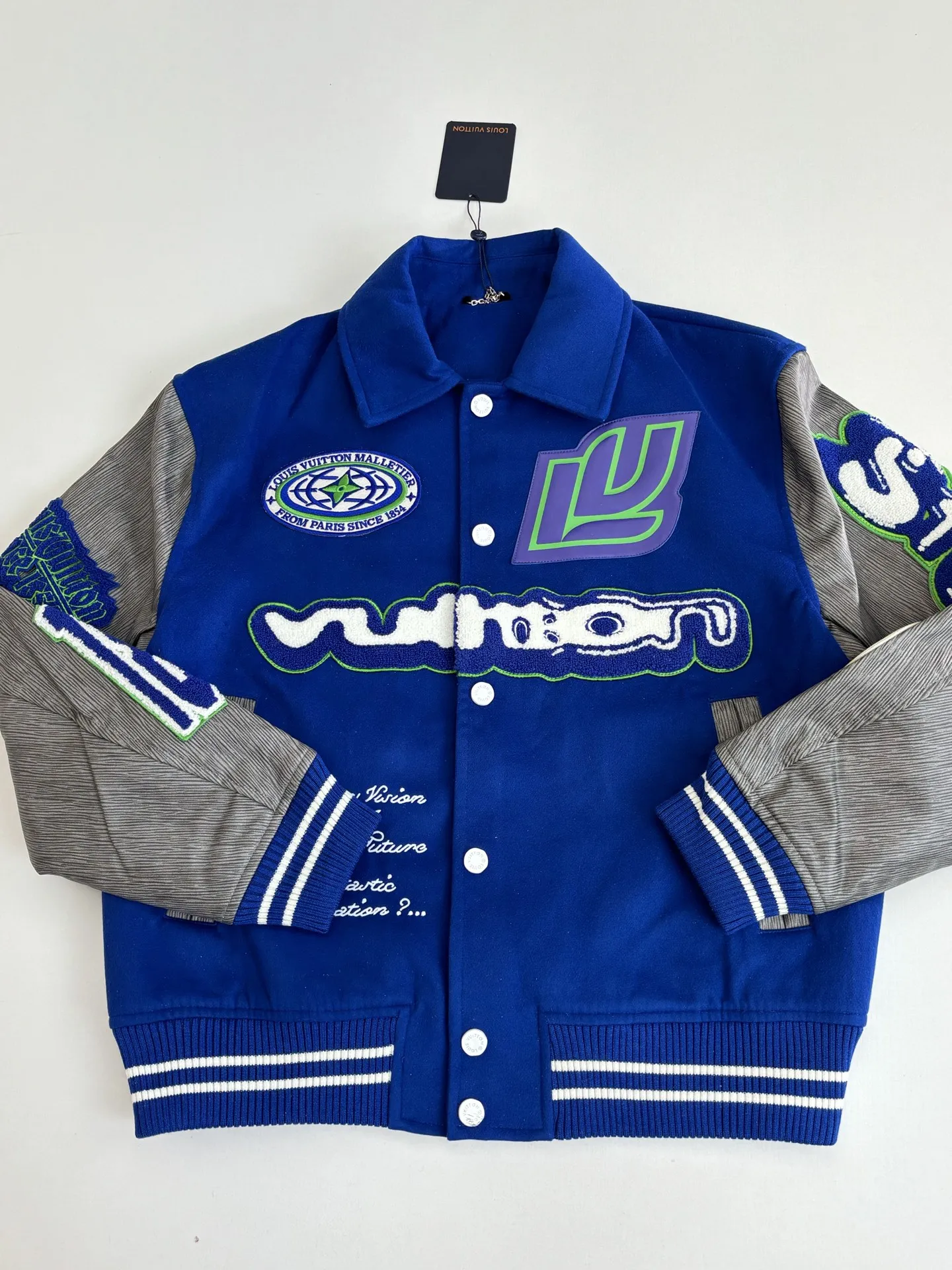 P410 1V/路易 FW23 毛巾绣花棒球服外套 面料成分有65%的羊毛,15%天然丝,10%的氨纶,10%绒混合定织而成,总的克重有900多克,还有最为关键的是色牢度,牢固不会褪色,袖子用的进口粒面皮质,加工定型,上色,水洗,纹路保留了原有的颗粒结构,厚实饱满圆润,刺绣使用进口毛巾绣机器,先把每个图案绣在毛毡上,在用红外线激光雕刻出来,再有缝纫机进行固定,这件衣服有多处贴标,一处平绣,后身的大图案是直接绣在上面的,这款衣服有4种不同工艺的绣花,螺纹采用全棉纱线定染定织而成,粗纱横机编织而成,不起球,棉质亲肤,立体感十足,定制辅料三标,洗涤建议首选干洗,次选手洗或者轻柔机洗,机洗请单独单件套洗衣袋轻柔机洗,不能烘干和热水洗涤,不能长时间浸泡暴晒,正确的洗涤方式可使衣服使用寿命延长 Size:S/M/L/XL