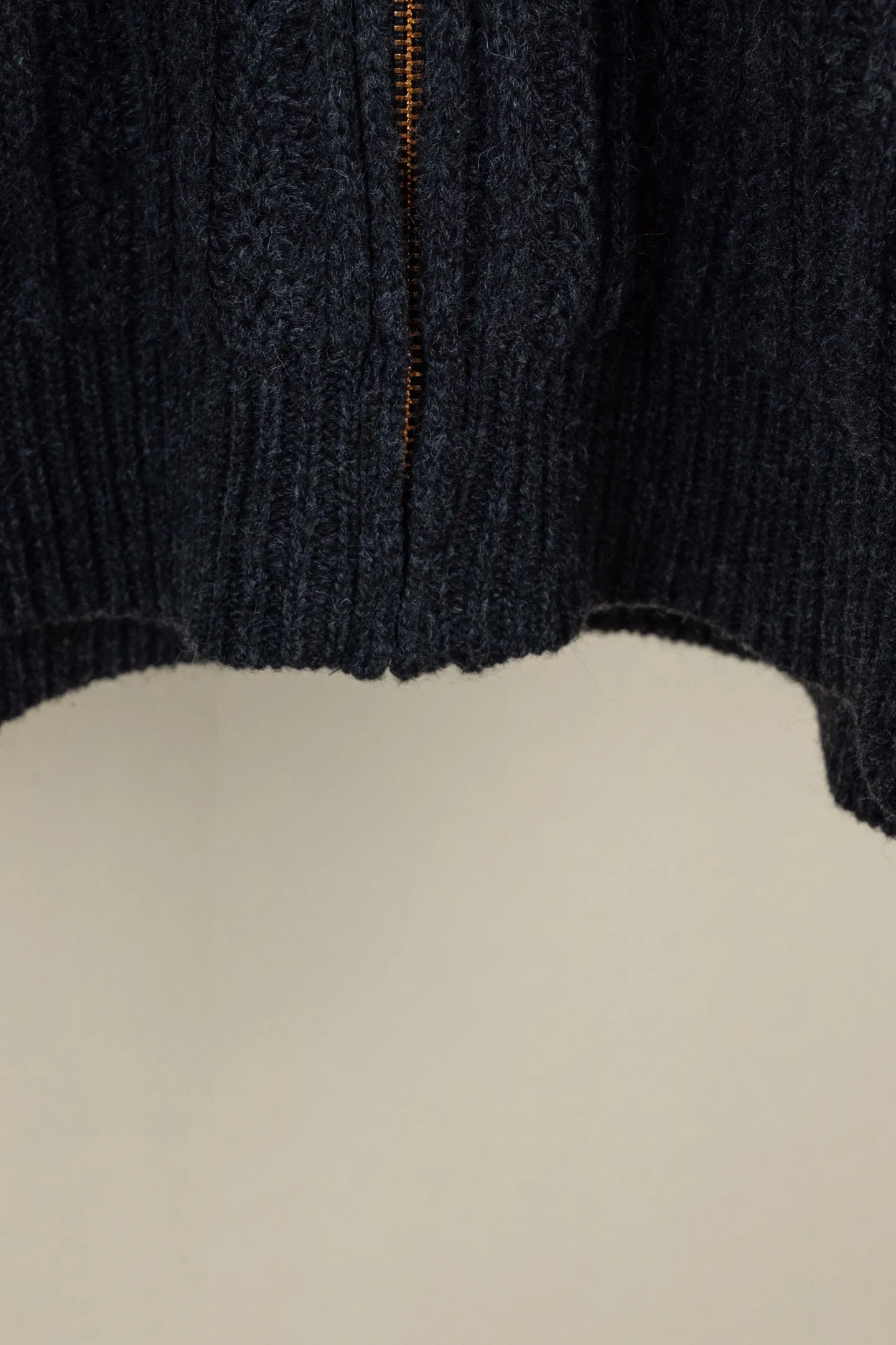 p360 (区别市场通货版本 真羊毛领 1:1复刻五金)LOUIS VUITTON FW26 羊绒羊毛拉链短款束腰夹克外套 男款 这款深色拉链束腰夹克,选用山羊绒与绵羊毛混纺纱线,织就质感疏朗的粗罗纹针织。舒适的羊毛皮衣领之上,配有 VVN 牛皮革搭扣饰带,可将衣领稳妥固定。衣身缀有同款皮革的 Marque L.Vuitton Déposée 贴饰,彰显品牌格调。这款单品精致而不失闲适,是冬季着装的上佳之选。 标准版型 70% 绵羊毛,30% 山羊绒 可拆卸羊毛皮衣领 用于将衣领竖起的 VVN 牛皮革搭扣饰带 拉链前襟 侧袋 背面饰有 VVN 牛皮革标识贴饰