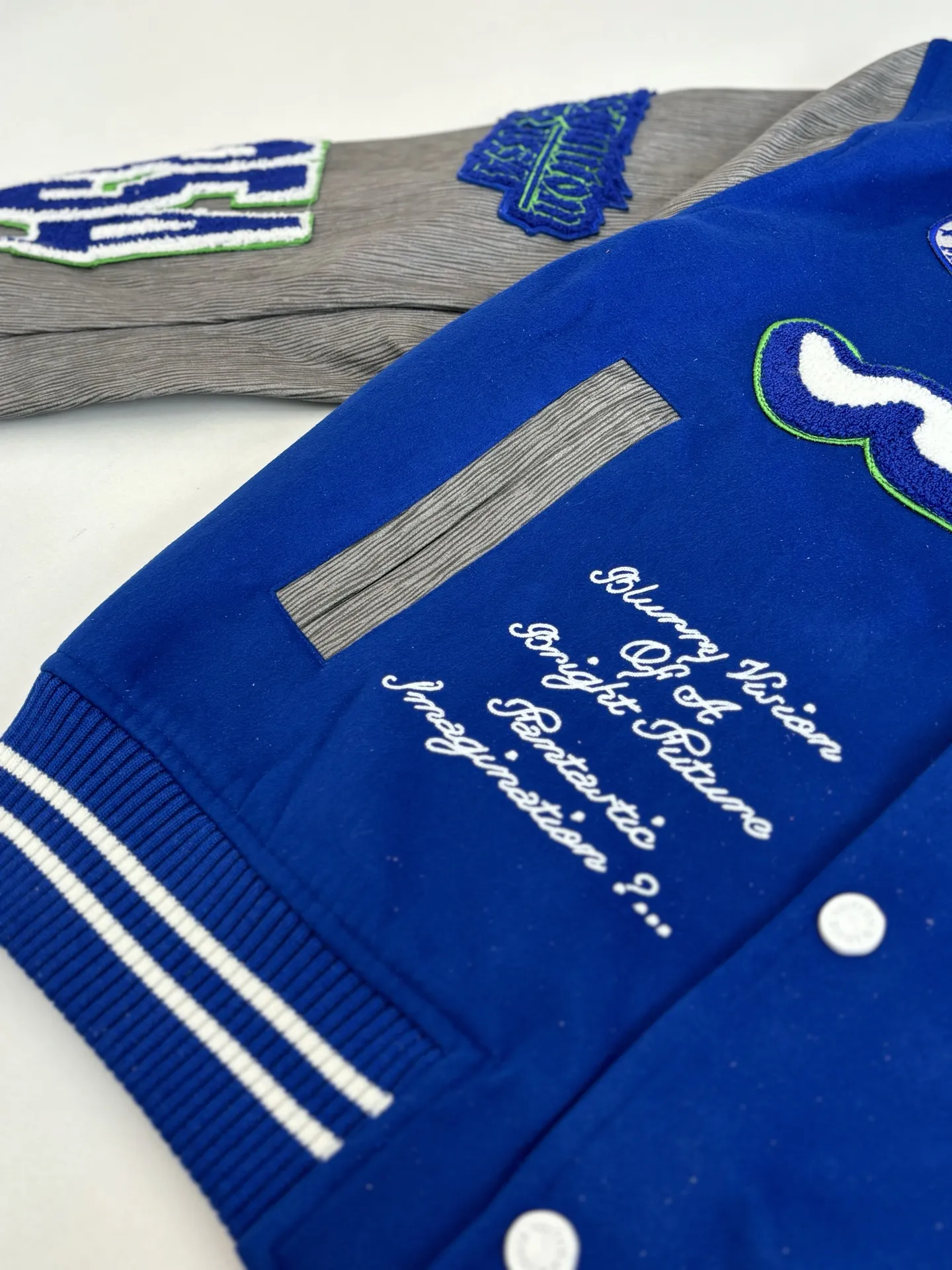 P410 1V/路易 FW23 毛巾绣花棒球服外套 面料成分有65%的羊毛,15%天然丝,10%的氨纶,10%绒混合定织而成,总的克重有900多克,还有最为关键的是色牢度,牢固不会褪色,袖子用的进口粒面皮质,加工定型,上色,水洗,纹路保留了原有的颗粒结构,厚实饱满圆润,刺绣使用进口毛巾绣机器,先把每个图案绣在毛毡上,在用红外线激光雕刻出来,再有缝纫机进行固定,这件衣服有多处贴标,一处平绣,后身的大图案是直接绣在上面的,这款衣服有4种不同工艺的绣花,螺纹采用全棉纱线定染定织而成,粗纱横机编织而成,不起球,棉质亲肤,立体感十足,定制辅料三标,洗涤建议首选干洗,次选手洗或者轻柔机洗,机洗请单独单件套洗衣袋轻柔机洗,不能烘干和热水洗涤,不能长时间浸泡暴晒,正确的洗涤方式可使衣服使用寿命延长 Size:S/M/L/XL