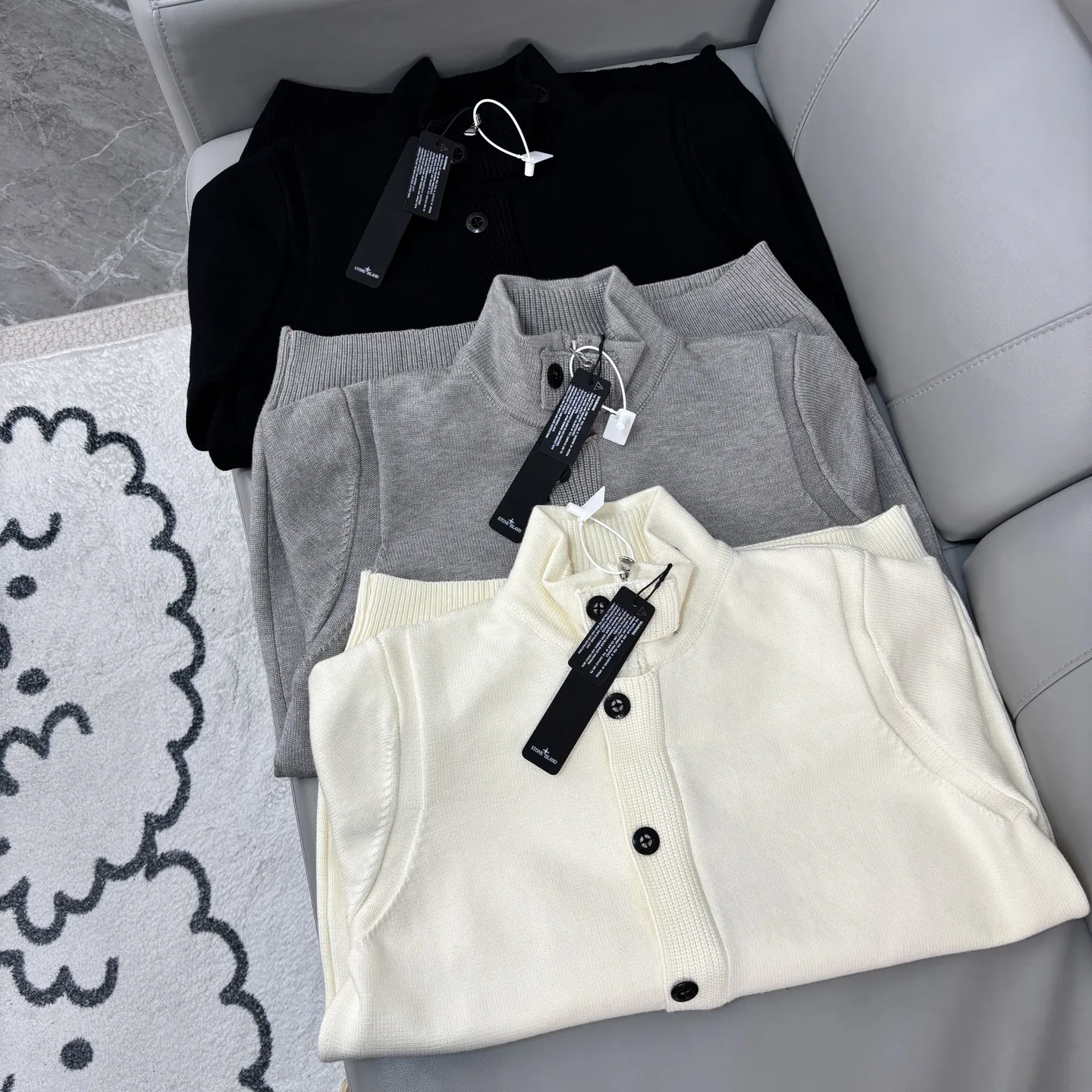 💰170 Stone Island 石头岛针织纽扣开衫毛衣外套 · 强烈推荐大家要入的一件!!!! 清新温柔的风格很养眼,慵懒时髦,刺绣立体饱满,袖口与下摆拼色点缀, 无疑它是非常别致的那一款。 微阔身,松量舒适也能巧妙藏肉,下摆微微收拢, 彰显都市的小精致优雅,版型时尚又不会过于宽松, 所以适度宽松很重要,版型很显瘦显高藏肉! · 定制对色定染羊毛混纺棉纱线,高克重高密度超高品质,毛料柔软细腻亲肤,触感软糯丝滑! ·纽扣门襟内➕拉链开合设计~定制五金+原版品牌logo亮面纽扣 全衣9粒主纽扣质感超绝! ·侧边经典石头到十字绣花章;可穿脱带取。对标原版 非常方便。 颜色:黑色 灰色 米白 尺码:M~2XL M : 衣长68 胸围110 袖长57 L : 衣长70 胸围116 袖长58 XL: 衣长72 胸围120 袖长59 2XL:衣长74 胸围124 袖长60