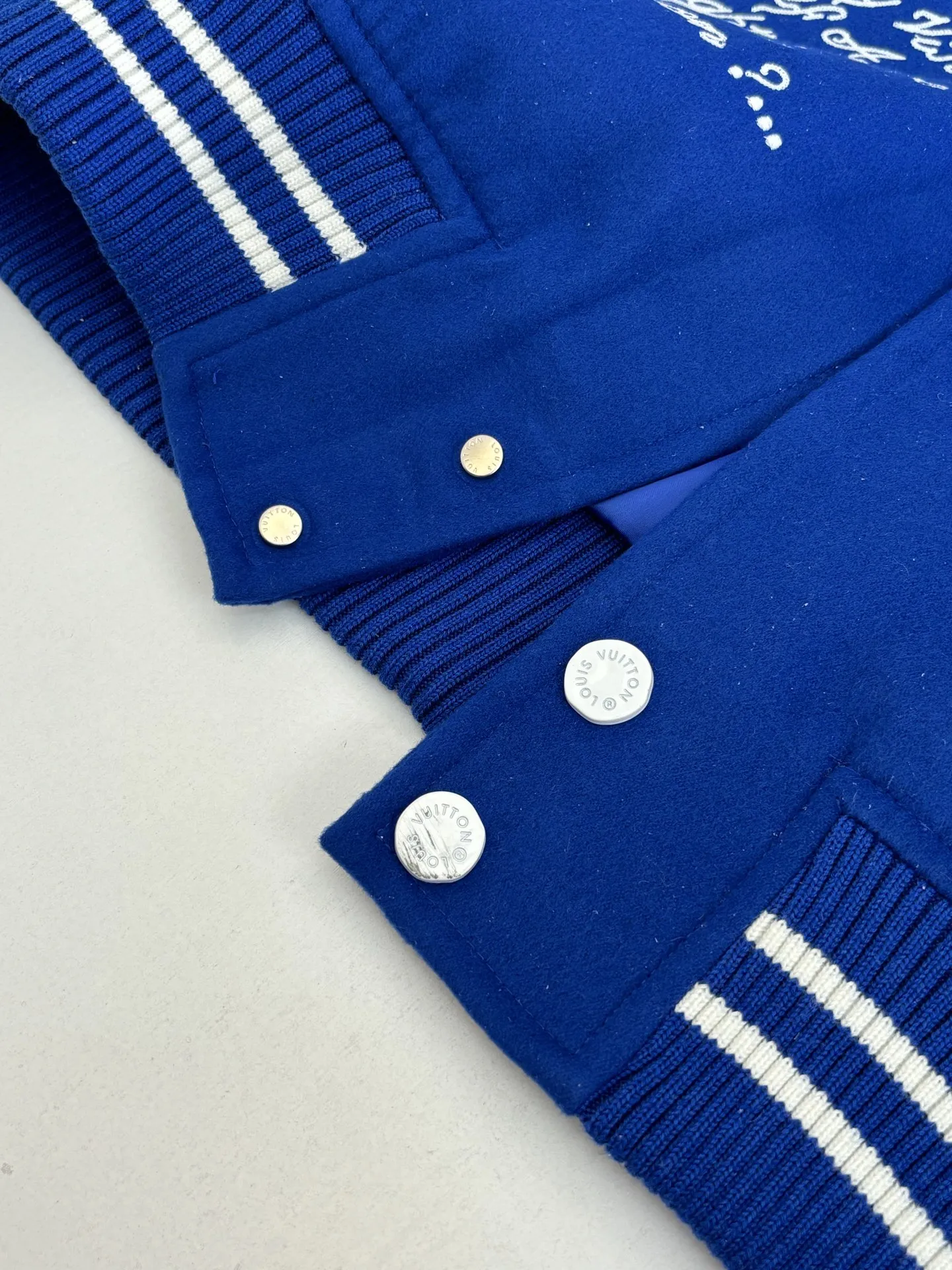 P410 1V/路易 FW23 毛巾绣花棒球服外套 面料成分有65%的羊毛，15%天然丝，10%的氨纶，10%绒混合定织而成，总的克重有900多克，还有最为关键的是色牢度，牢固不会褪色，袖子用的进口粒面皮质，加工定型，上色，水洗，纹路保留了原有的颗粒结构，厚实饱满圆润，刺绣使用进口毛巾绣机器，先把每个图案绣在毛毡上，在用红外线激光雕刻出来，再有缝纫机进行固定，这件衣服有多处贴标，一处平绣，后身的大图案是直接绣在上面的，这款衣服有4种不同工艺的绣花，螺纹采用全棉纱线定染定织而成，粗纱横机编织而成，不起球，棉质亲肤，立体感十足，定制辅料三标，洗涤建议首选干洗，次选手洗或者轻柔机洗，机洗请单独单件套洗衣袋轻柔机洗，不能烘干和热水洗涤，不能长时间浸泡暴晒，正确的洗涤方式可使衣服使用寿命延长 Size：S/M/L/XL