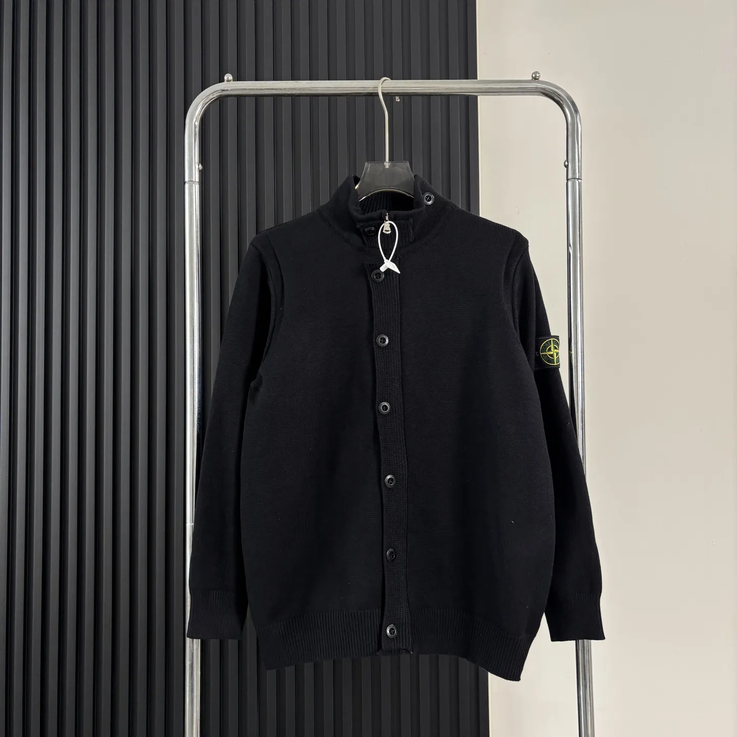 💰170 Stone Island 石头岛针织纽扣开衫毛衣外套 &middot; 强烈推荐大家要入的一件！！！！ 清新温柔的风格很养眼，慵懒时髦，刺绣立体饱满，袖口与下摆拼色点缀， 无疑它是非常别致的那一款。 微阔身，松量舒适也能巧妙藏肉，下摆微微收拢， 彰显都市的小精致优雅，版型时尚又不会过于宽松， 所以适度宽松很重要，版型很显瘦显高藏肉！ &middot; 定制对色定染羊毛混纺棉纱线，高克重高密度超高品质，毛料柔软细腻亲肤，触感软糯丝滑！ &middot;纽扣门襟内➕拉链开合设计～定制五金+原版品牌logo亮面纽扣 全衣9粒主纽扣质感超绝！ &middot;侧边经典石头到十字绣花章；可穿脱带取。对标原版 非常方便。 颜色：黑色 灰色 米白 尺码：M～2XL M ： 衣长68 胸围110 袖长57 L ： 衣长70 胸围116 袖长58 XL： 衣长72 胸围120 袖长59 2XL：衣长74 胸围124 袖长60