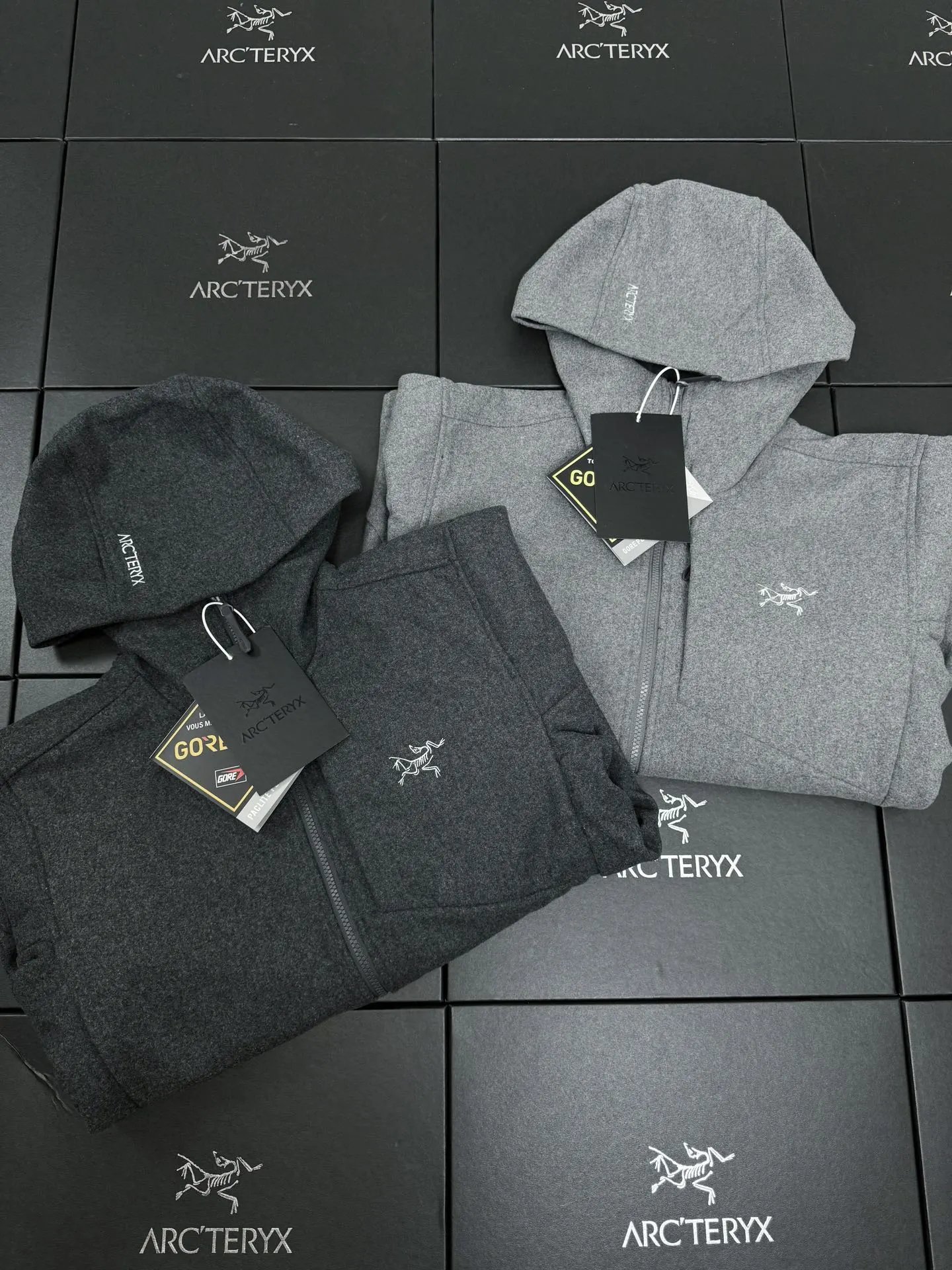 💰P270 款号K26 两色合集图 #ARC'TERYX# 始祖鸟Sawyer Wool Hoody刺绣小标识羊毛外套软壳夹克连帽防风冲锋衣 #这款SAWYER WOOL 夹克采用轻薄耐磨的羊毛软壳面料 羊毛涤纶双织布经 DWR(持久防水)处理 耐磨 轻薄 中度保暖 防风挡雨 面料防风而透气 感觉舒适 具有弹性纤维的双向弹性 轻薄而耐磨 其面料防风挡雨 富有质感的底面保暖舒适 在各种天气活动和活动强度中能吸湿排汗 立体修身剪裁 增加高强度活动的透气性灵活性 高性能 轻量而耐倍加舒适 无闷热感 透气性超强 高度复刻 绝对是一款不可多得的好软壳衣 各处针脚加固了好几股 每一处都是整齐紧密 追求高端与奢华的风范 手感极佳 上身舒服又透气 版型不挑人 无论是从成衣的设计 还是面料都是高端户外男士的手选 年轻人可以穿出 时尚 青春的感觉 而中年人却可以穿出来成熟稳重!是一款横跨所有年龄的经典款百搭神衣!这个款是长青款 基本款 不挑人 运动达人必备 强烈建议入手 还原专柜 全身压胶顶级版本!自行区别市面低版本! 颜色/Colour:黑灰色 灰白色 尺码/Size:M/L/XL/2XL/3XL/4XL