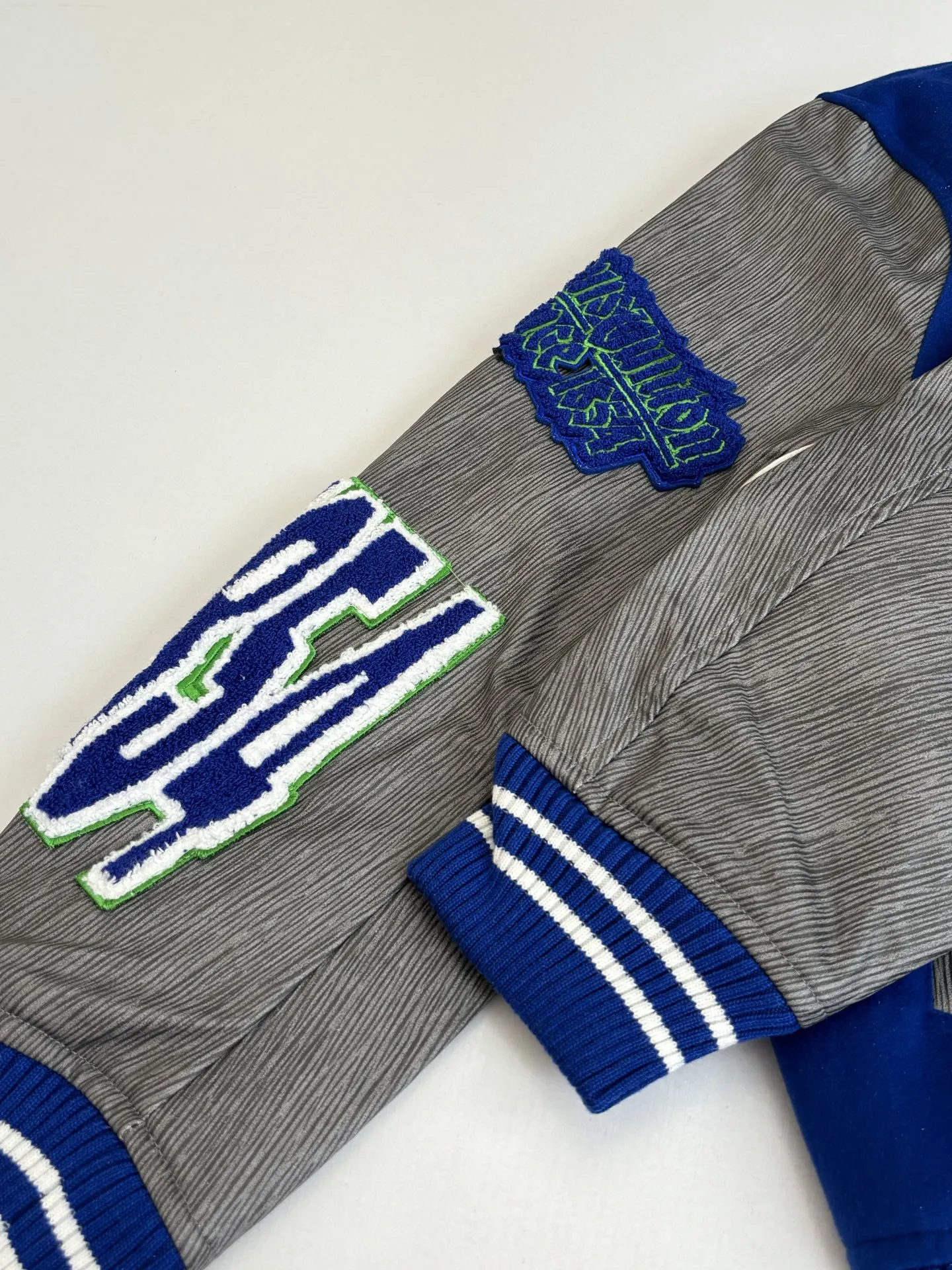 P410 1V/路易 FW23 毛巾绣花棒球服外套 面料成分有65%的羊毛，15%天然丝，10%的氨纶，10%绒混合定织而成，总的克重有900多克，还有最为关键的是色牢度，牢固不会褪色，袖子用的进口粒面皮质，加工定型，上色，水洗，纹路保留了原有的颗粒结构，厚实饱满圆润，刺绣使用进口毛巾绣机器，先把每个图案绣在毛毡上，在用红外线激光雕刻出来，再有缝纫机进行固定，这件衣服有多处贴标，一处平绣，后身的大图案是直接绣在上面的，这款衣服有4种不同工艺的绣花，螺纹采用全棉纱线定染定织而成，粗纱横机编织而成，不起球，棉质亲肤，立体感十足，定制辅料三标，洗涤建议首选干洗，次选手洗或者轻柔机洗，机洗请单独单件套洗衣袋轻柔机洗，不能烘干和热水洗涤，不能长时间浸泡暴晒，正确的洗涤方式可使衣服使用寿命延长 Size：S/M/L/XL