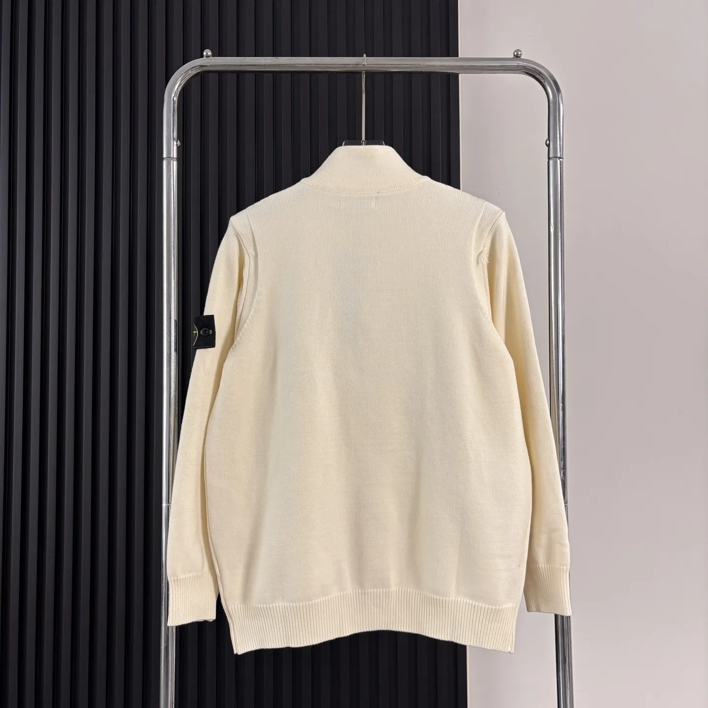 💰170 Stone Island 石头岛针织纽扣开衫毛衣外套 &middot; 强烈推荐大家要入的一件！！！！ 清新温柔的风格很养眼，慵懒时髦，刺绣立体饱满，袖口与下摆拼色点缀， 无疑它是非常别致的那一款。 微阔身，松量舒适也能巧妙藏肉，下摆微微收拢， 彰显都市的小精致优雅，版型时尚又不会过于宽松， 所以适度宽松很重要，版型很显瘦显高藏肉！ &middot; 定制对色定染羊毛混纺棉纱线，高克重高密度超高品质，毛料柔软细腻亲肤，触感软糯丝滑！ &middot;纽扣门襟内➕拉链开合设计～定制五金+原版品牌logo亮面纽扣 全衣9粒主纽扣质感超绝！ &middot;侧边经典石头到十字绣花章；可穿脱带取。对标原版 非常方便。 颜色：黑色 灰色 米白 尺码：M～2XL M ： 衣长68 胸围110 袖长57 L ： 衣长70 胸围116 袖长58 XL： 衣长72 胸围120 袖长59 2XL：衣长74 胸围124 袖长60