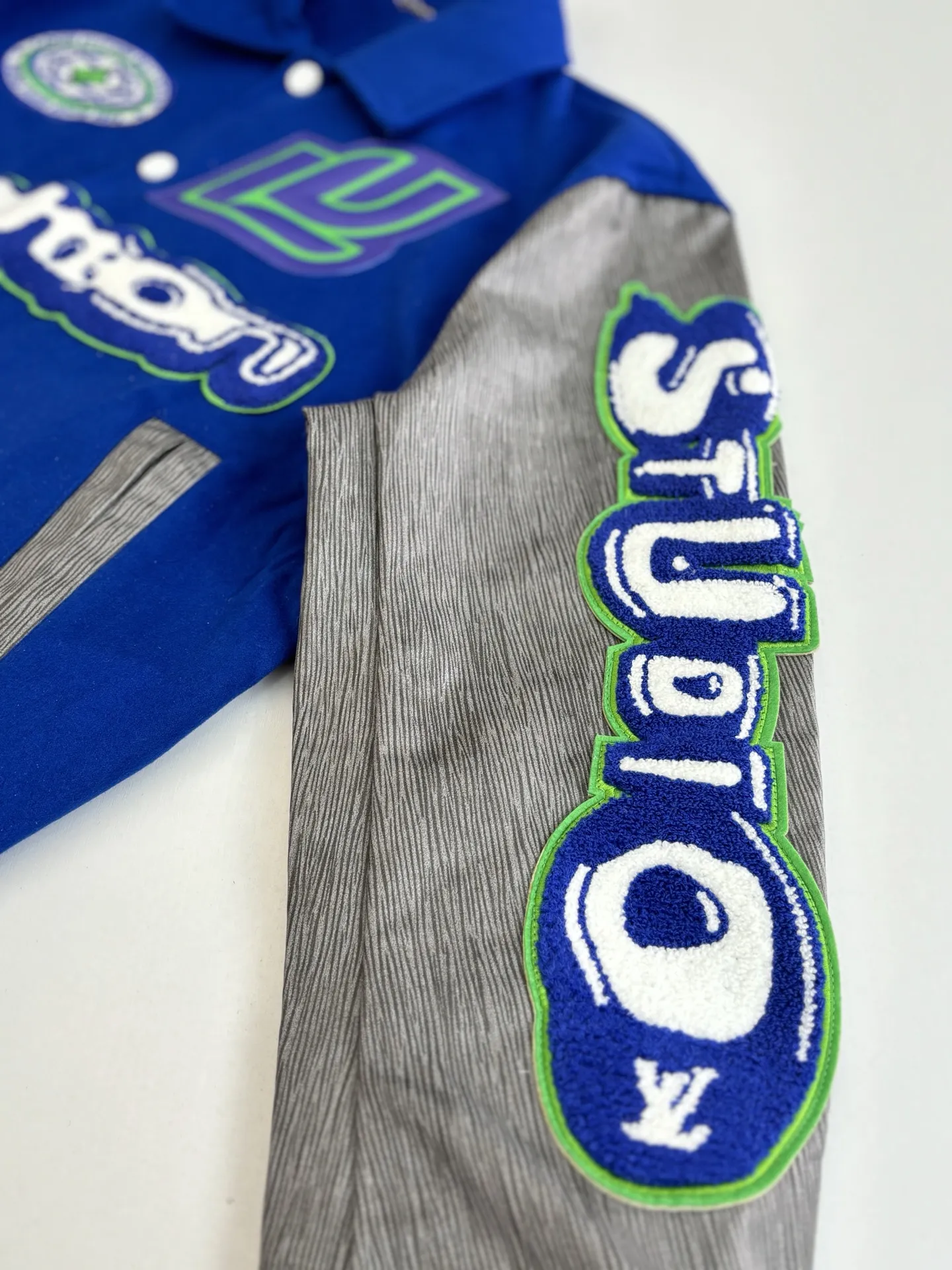 P410 1V/路易 FW23 毛巾绣花棒球服外套 面料成分有65%的羊毛,15%天然丝,10%的氨纶,10%绒混合定织而成,总的克重有900多克,还有最为关键的是色牢度,牢固不会褪色,袖子用的进口粒面皮质,加工定型,上色,水洗,纹路保留了原有的颗粒结构,厚实饱满圆润,刺绣使用进口毛巾绣机器,先把每个图案绣在毛毡上,在用红外线激光雕刻出来,再有缝纫机进行固定,这件衣服有多处贴标,一处平绣,后身的大图案是直接绣在上面的,这款衣服有4种不同工艺的绣花,螺纹采用全棉纱线定染定织而成,粗纱横机编织而成,不起球,棉质亲肤,立体感十足,定制辅料三标,洗涤建议首选干洗,次选手洗或者轻柔机洗,机洗请单独单件套洗衣袋轻柔机洗,不能烘干和热水洗涤,不能长时间浸泡暴晒,正确的洗涤方式可使衣服使用寿命延长 Size:S/M/L/XL