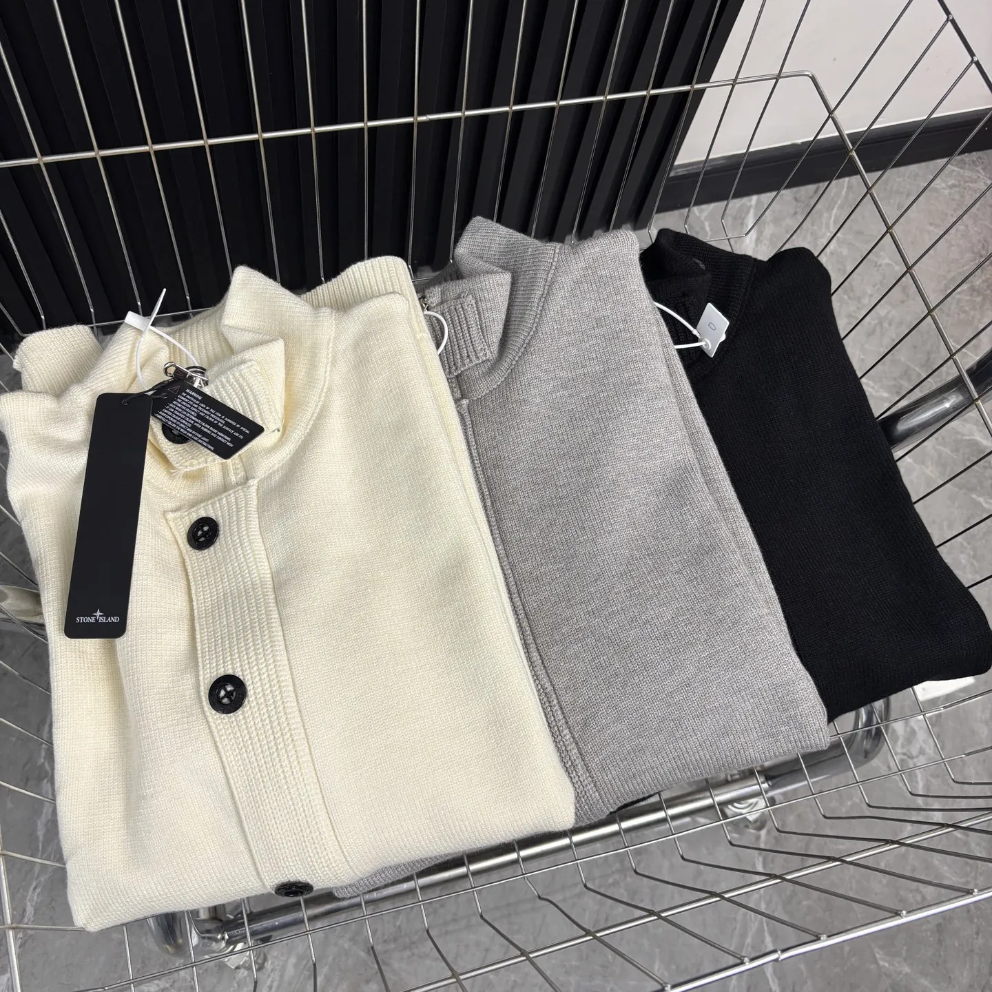 💰170 Stone Island 石头岛针织纽扣开衫毛衣外套 · 强烈推荐大家要入的一件!!!! 清新温柔的风格很养眼,慵懒时髦,刺绣立体饱满,袖口与下摆拼色点缀, 无疑它是非常别致的那一款。 微阔身,松量舒适也能巧妙藏肉,下摆微微收拢, 彰显都市的小精致优雅,版型时尚又不会过于宽松, 所以适度宽松很重要,版型很显瘦显高藏肉! · 定制对色定染羊毛混纺棉纱线,高克重高密度超高品质,毛料柔软细腻亲肤,触感软糯丝滑! ·纽扣门襟内➕拉链开合设计~定制五金+原版品牌logo亮面纽扣 全衣9粒主纽扣质感超绝! ·侧边经典石头到十字绣花章;可穿脱带取。对标原版 非常方便。 颜色:黑色 灰色 米白 尺码:M~2XL M : 衣长68 胸围110 袖长57 L : 衣长70 胸围116 袖长58 XL: 衣长72 胸围120 袖长59 2XL:衣长74 胸围124 袖长60