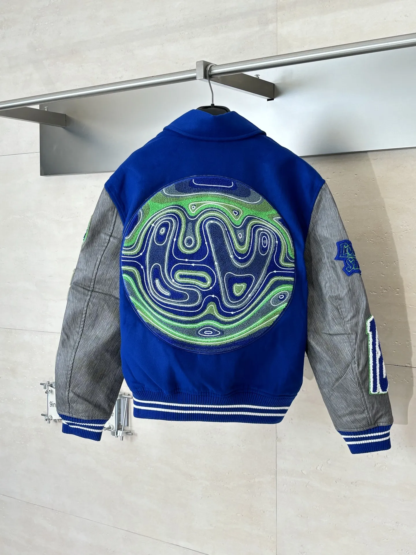 P410 1V/路易 FW23 毛巾绣花棒球服外套 面料成分有65%的羊毛,15%天然丝,10%的氨纶,10%绒混合定织而成,总的克重有900多克,还有最为关键的是色牢度,牢固不会褪色,袖子用的进口粒面皮质,加工定型,上色,水洗,纹路保留了原有的颗粒结构,厚实饱满圆润,刺绣使用进口毛巾绣机器,先把每个图案绣在毛毡上,在用红外线激光雕刻出来,再有缝纫机进行固定,这件衣服有多处贴标,一处平绣,后身的大图案是直接绣在上面的,这款衣服有4种不同工艺的绣花,螺纹采用全棉纱线定染定织而成,粗纱横机编织而成,不起球,棉质亲肤,立体感十足,定制辅料三标,洗涤建议首选干洗,次选手洗或者轻柔机洗,机洗请单独单件套洗衣袋轻柔机洗,不能烘干和热水洗涤,不能长时间浸泡暴晒,正确的洗涤方式可使衣服使用寿命延长 Size:S/M/L/XL