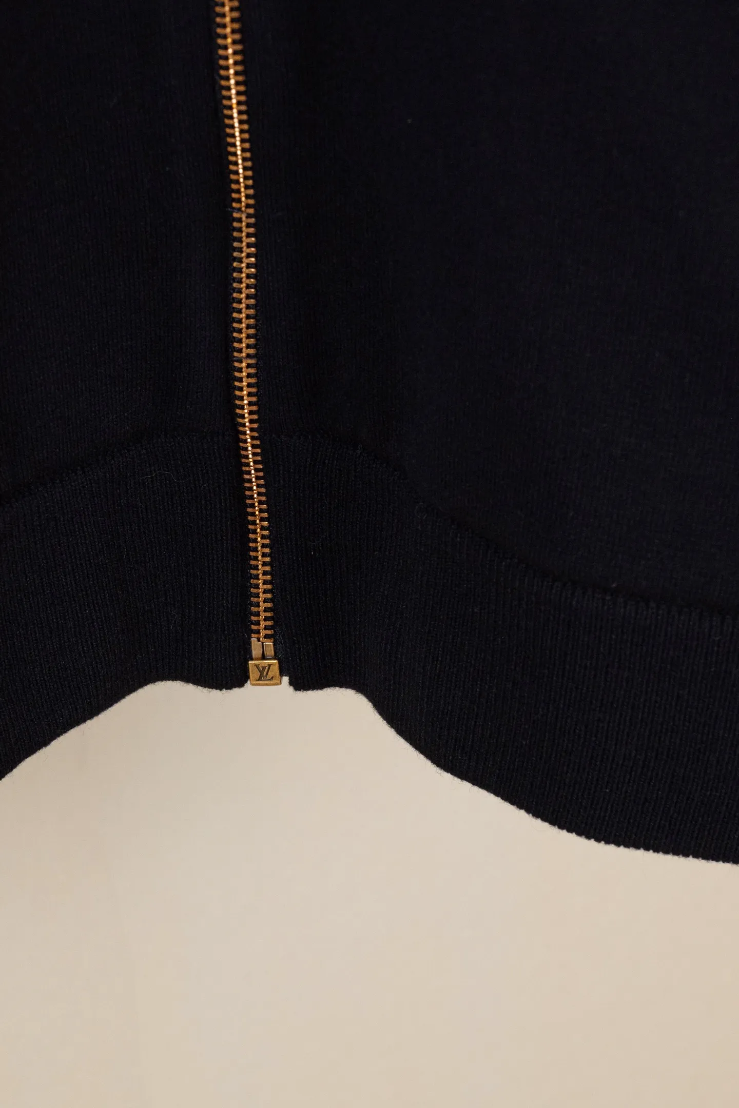 p270 LOUIS VUITTON FW25 双面针织旅行束腰夹克外套 男款 这款绵羊毛混纺束腰夹克兼具舒适与优雅，采用精致的双面针织工艺，内里为柔软的棉质。简约廓形，在衣领和袖口处饰有提花 Monogram 细节，即使叠穿在外套或夹克下也清晰可见。建议搭配同款长裤。 标准版型 双面针织：外层绵羊毛，内层棉 衣领与袖口提花标识 罗纹衣领、袖口与下摆 拉链前襟 拉链口袋