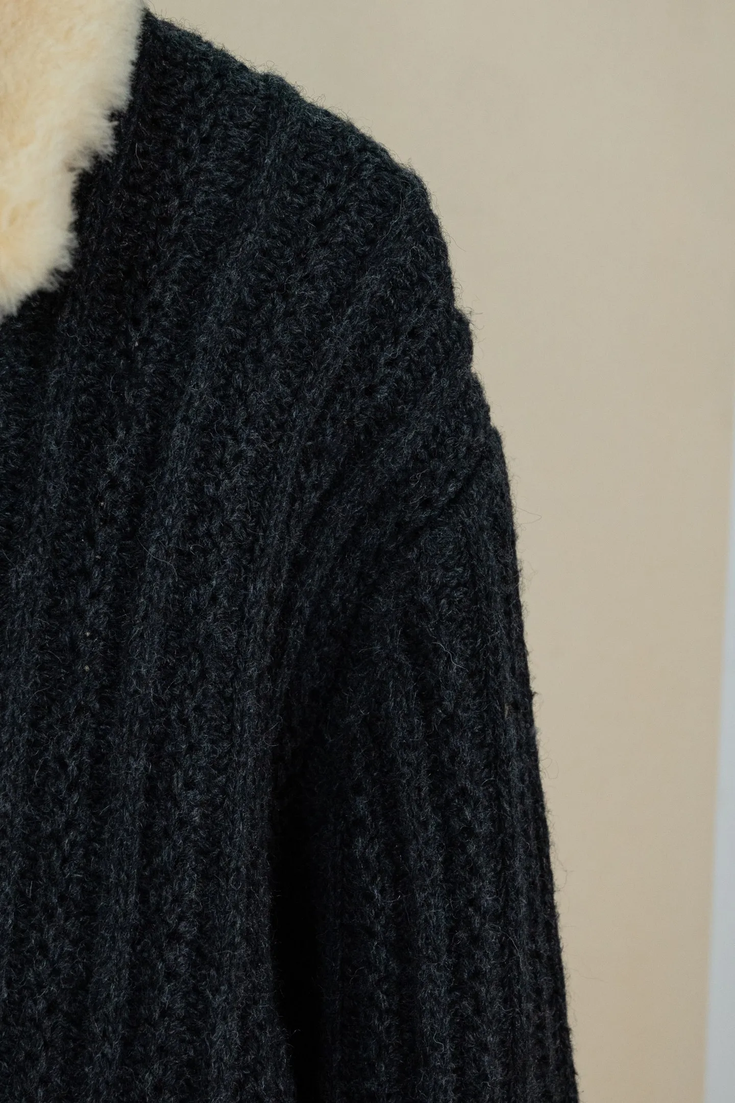 p360 （区别市场通货版本 真羊毛领 1:1复刻五金）LOUIS VUITTON FW26 羊绒羊毛拉链短款束腰夹克外套 男款 这款深色拉链束腰夹克，选用山羊绒与绵羊毛混纺纱线，织就质感疏朗的粗罗纹针织。舒适的羊毛皮衣领之上，配有 VVN 牛皮革搭扣饰带，可将衣领稳妥固定。衣身缀有同款皮革的 Marque L.Vuitton D&eacute;pos&eacute;e 贴饰，彰显品牌格调。这款单品精致而不失闲适，是冬季着装的上佳之选。 标准版型 70% 绵羊毛，30% 山羊绒 可拆卸羊毛皮衣领 用于将衣领竖起的 VVN 牛皮革搭扣饰带 拉链前襟 侧袋 背面饰有 VVN 牛皮革标识贴饰