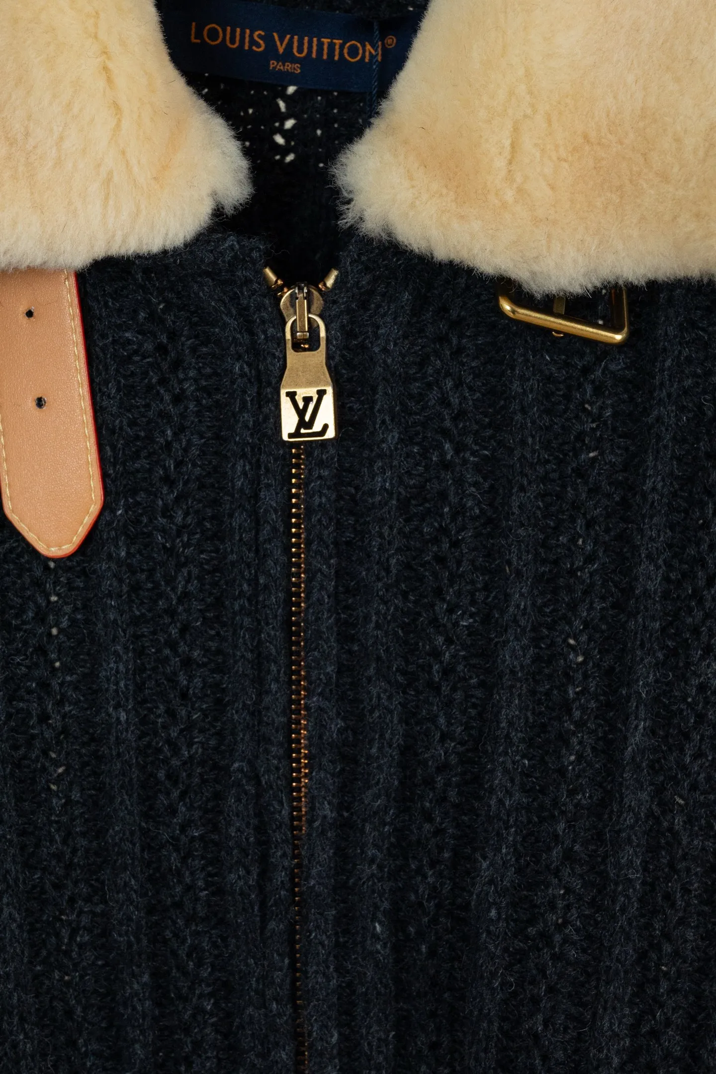 p360 (区别市场通货版本 真羊毛领 1:1复刻五金)LOUIS VUITTON FW26 羊绒羊毛拉链短款束腰夹克外套 男款 这款深色拉链束腰夹克,选用山羊绒与绵羊毛混纺纱线,织就质感疏朗的粗罗纹针织。舒适的羊毛皮衣领之上,配有 VVN 牛皮革搭扣饰带,可将衣领稳妥固定。衣身缀有同款皮革的 Marque L.Vuitton Déposée 贴饰,彰显品牌格调。这款单品精致而不失闲适,是冬季着装的上佳之选。 标准版型 70% 绵羊毛,30% 山羊绒 可拆卸羊毛皮衣领 用于将衣领竖起的 VVN 牛皮革搭扣饰带 拉链前襟 侧袋 背面饰有 VVN 牛皮革标识贴饰