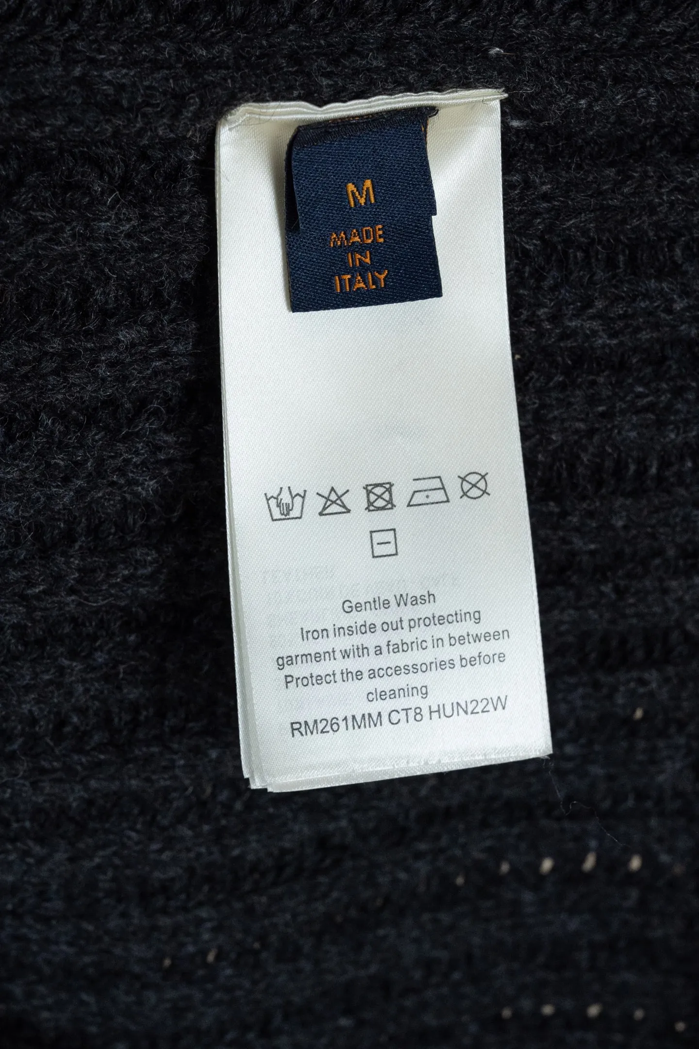 p360 (区别市场通货版本 真羊毛领 1:1复刻五金)LOUIS VUITTON FW26 羊绒羊毛拉链短款束腰夹克外套 男款 这款深色拉链束腰夹克,选用山羊绒与绵羊毛混纺纱线,织就质感疏朗的粗罗纹针织。舒适的羊毛皮衣领之上,配有 VVN 牛皮革搭扣饰带,可将衣领稳妥固定。衣身缀有同款皮革的 Marque L.Vuitton Déposée 贴饰,彰显品牌格调。这款单品精致而不失闲适,是冬季着装的上佳之选。 标准版型 70% 绵羊毛,30% 山羊绒 可拆卸羊毛皮衣领 用于将衣领竖起的 VVN 牛皮革搭扣饰带 拉链前襟 侧袋 背面饰有 VVN 牛皮革标识贴饰