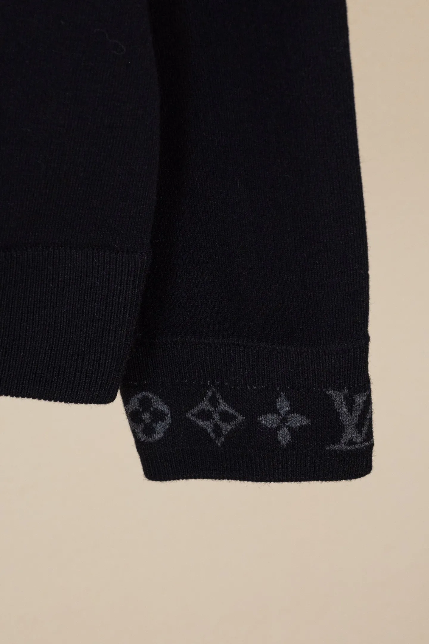 p270 LOUIS VUITTON FW25 双面针织旅行束腰夹克外套 男款 这款绵羊毛混纺束腰夹克兼具舒适与优雅，采用精致的双面针织工艺，内里为柔软的棉质。简约廓形，在衣领和袖口处饰有提花 Monogram 细节，即使叠穿在外套或夹克下也清晰可见。建议搭配同款长裤。 标准版型 双面针织：外层绵羊毛，内层棉 衣领与袖口提花标识 罗纹衣领、袖口与下摆 拉链前襟 拉链口袋