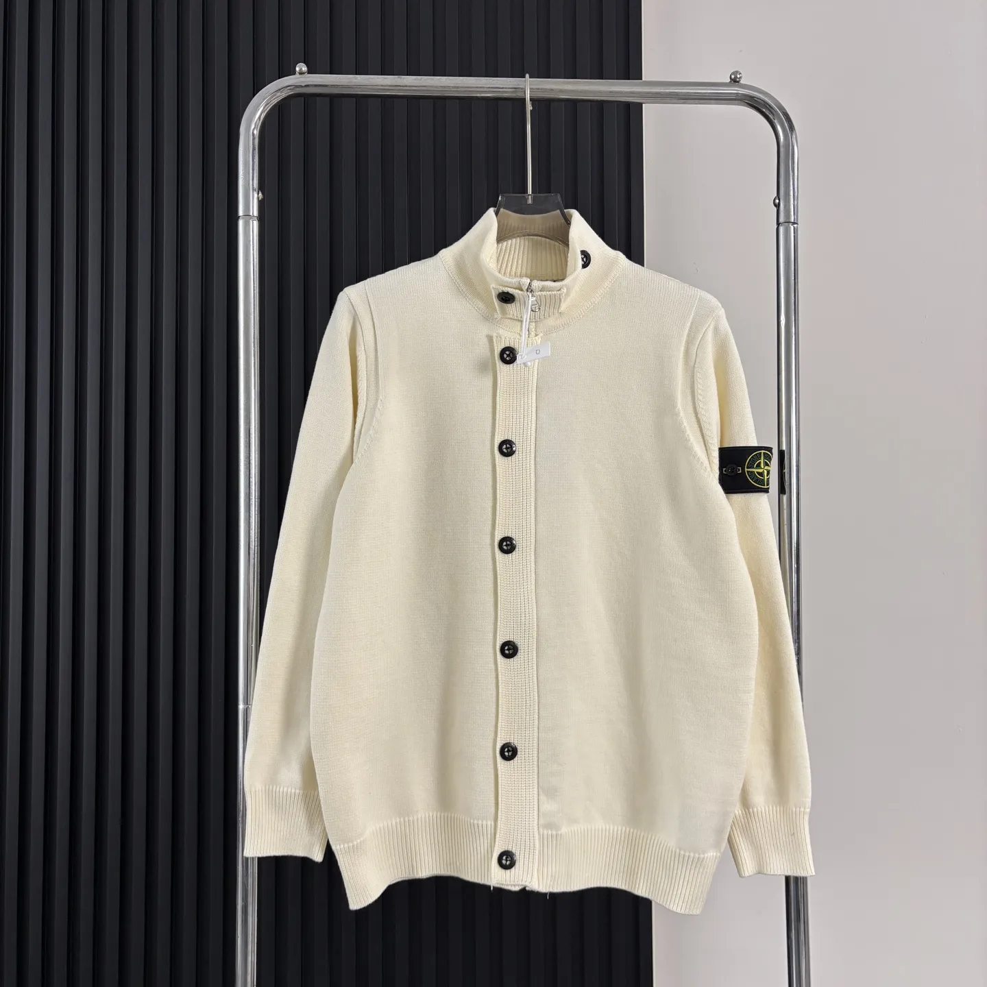 💰170 Stone Island 石头岛针织纽扣开衫毛衣外套 &middot; 强烈推荐大家要入的一件！！！！ 清新温柔的风格很养眼，慵懒时髦，刺绣立体饱满，袖口与下摆拼色点缀， 无疑它是非常别致的那一款。 微阔身，松量舒适也能巧妙藏肉，下摆微微收拢， 彰显都市的小精致优雅，版型时尚又不会过于宽松， 所以适度宽松很重要，版型很显瘦显高藏肉！ &middot; 定制对色定染羊毛混纺棉纱线，高克重高密度超高品质，毛料柔软细腻亲肤，触感软糯丝滑！ &middot;纽扣门襟内➕拉链开合设计～定制五金+原版品牌logo亮面纽扣 全衣9粒主纽扣质感超绝！ &middot;侧边经典石头到十字绣花章；可穿脱带取。对标原版 非常方便。 颜色：黑色 灰色 米白 尺码：M～2XL M ： 衣长68 胸围110 袖长57 L ： 衣长70 胸围116 袖长58 XL： 衣长72 胸围120 袖长59 2XL：衣长74 胸围124 袖长60