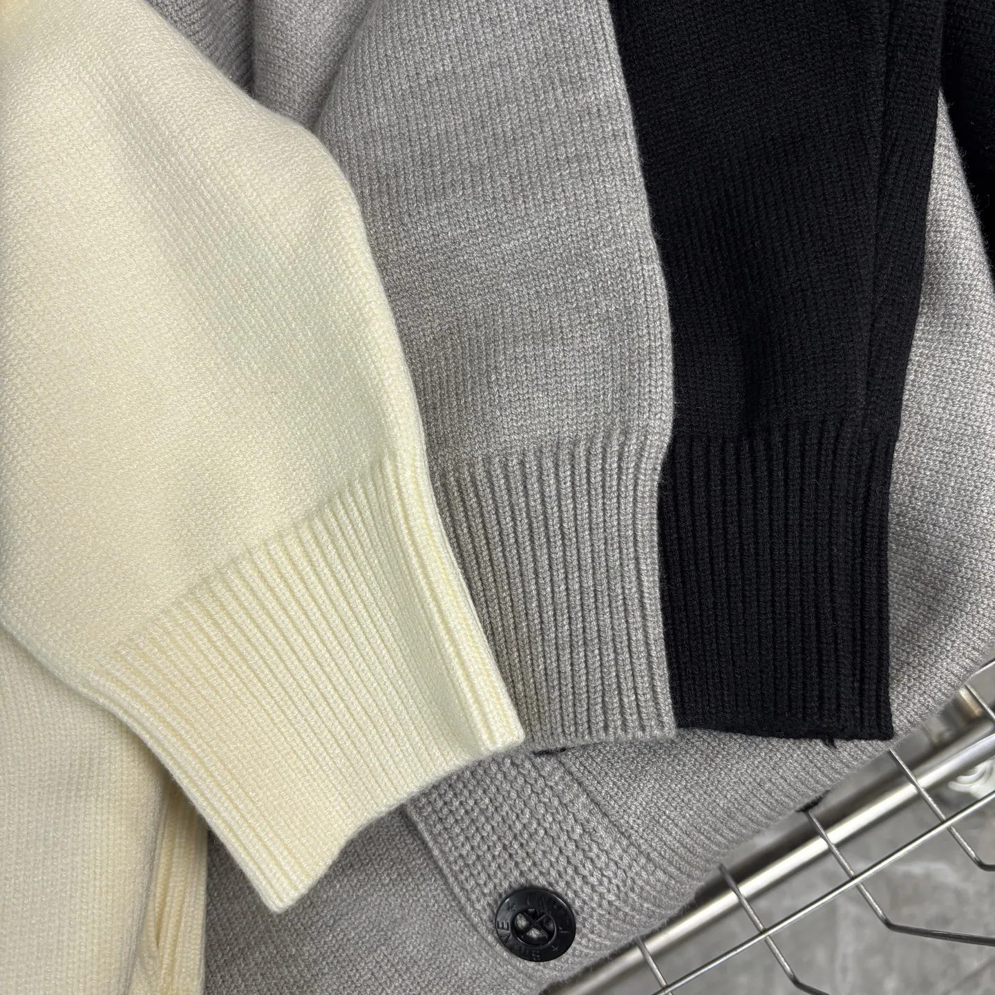 💰170 Stone Island 石头岛针织纽扣开衫毛衣外套 · 强烈推荐大家要入的一件!!!! 清新温柔的风格很养眼,慵懒时髦,刺绣立体饱满,袖口与下摆拼色点缀, 无疑它是非常别致的那一款。 微阔身,松量舒适也能巧妙藏肉,下摆微微收拢, 彰显都市的小精致优雅,版型时尚又不会过于宽松, 所以适度宽松很重要,版型很显瘦显高藏肉! · 定制对色定染羊毛混纺棉纱线,高克重高密度超高品质,毛料柔软细腻亲肤,触感软糯丝滑! ·纽扣门襟内➕拉链开合设计~定制五金+原版品牌logo亮面纽扣 全衣9粒主纽扣质感超绝! ·侧边经典石头到十字绣花章;可穿脱带取。对标原版 非常方便。 颜色:黑色 灰色 米白 尺码:M~2XL M : 衣长68 胸围110 袖长57 L : 衣长70 胸围116 袖长58 XL: 衣长72 胸围120 袖长59 2XL:衣长74 胸围124 袖长60