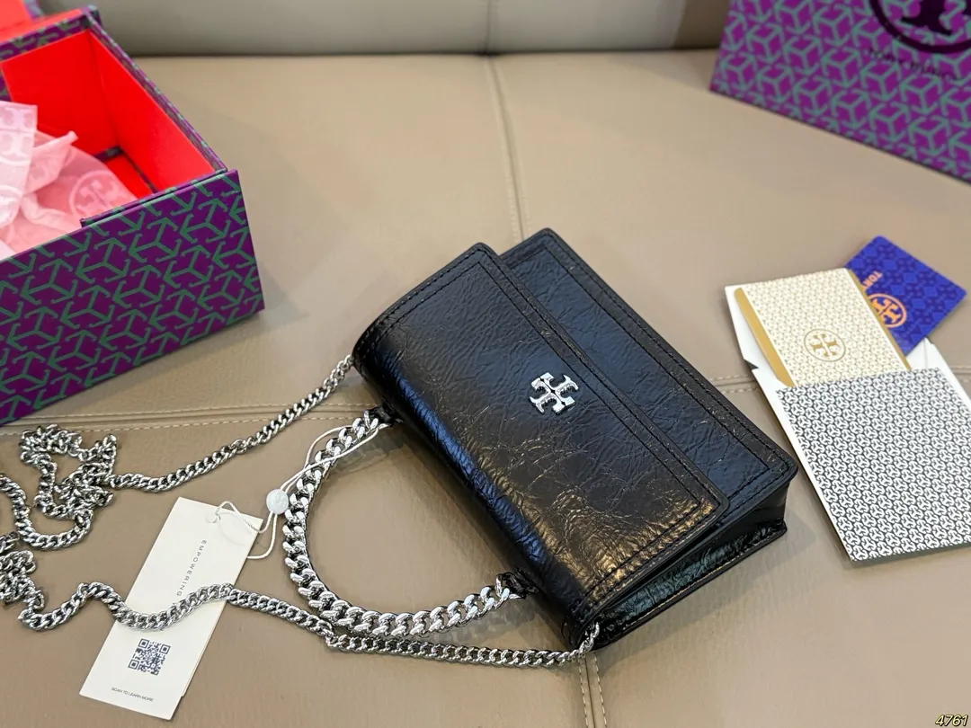 ¥170折叠盒 Tory Burch tb托里伯奇新款迷你手提包 外形小巧,可爱中带着点精致! 多种用法,🉑️休闲可正式 可盐可甜,演绎迷人现代感❗️ 尺寸17 11