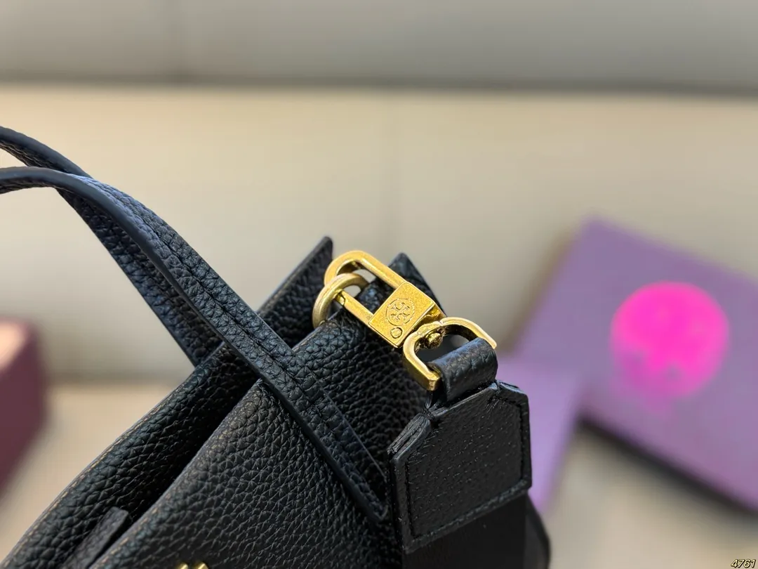 ¥155配盒 TB 托里伯奇ToryBurch 新款手提包高级又时尚! 配🈶️长肩带很适合职场小姐姐 正式又不失贵气、飒气❗️ 尺寸19 13