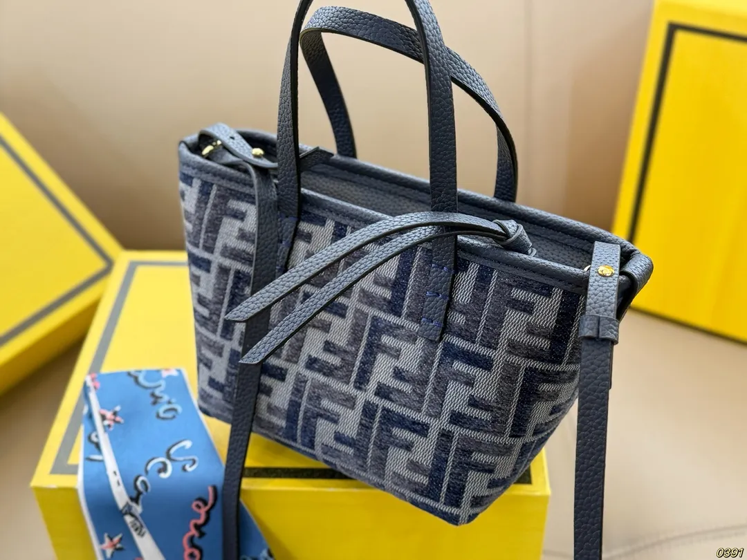 ¥160折叠盒 芬迪 fendimini菜篮子 百搭经典 精致的一只 真的超级无敌巨可爱 仙气满满 小姐姐日常必入款 尺寸14 12