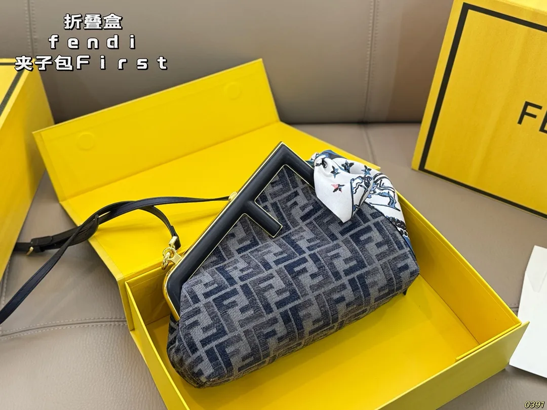 ¥175折叠盒 fendi芬迪夹子包First 永远的百搭单品 上身绝美 这份质感 小仙女们值得拥有 尺寸23 17