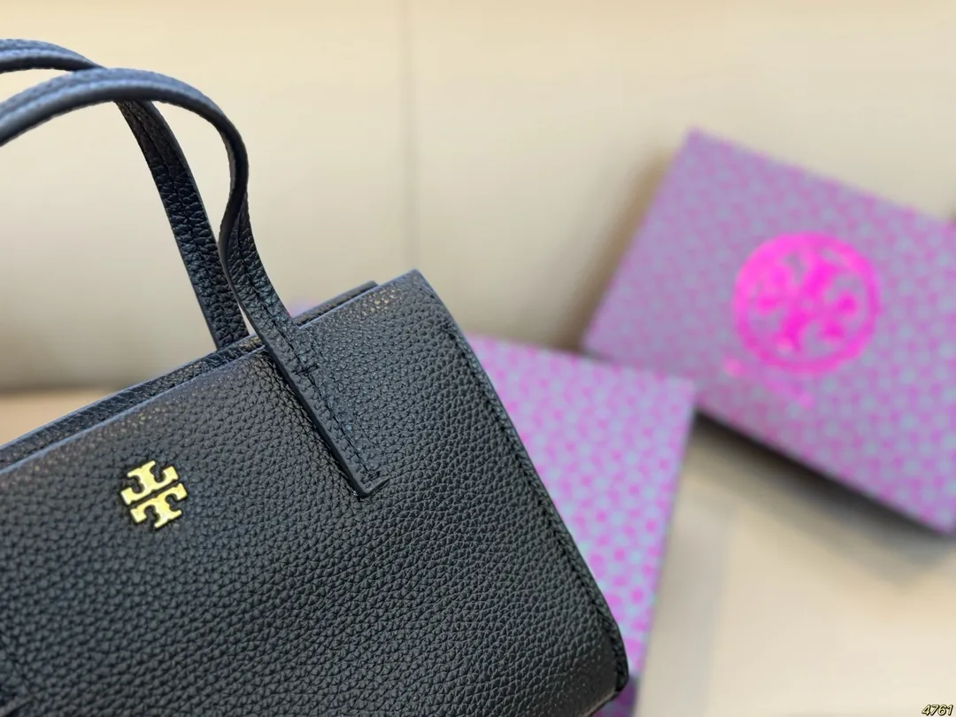 &yen;155配盒 TB 托里伯奇ToryBurch 新款手提包高级又时尚！ 配🈶️长肩带很适合职场小姐姐 正式又不失贵气、飒气❗️ 尺寸19 13