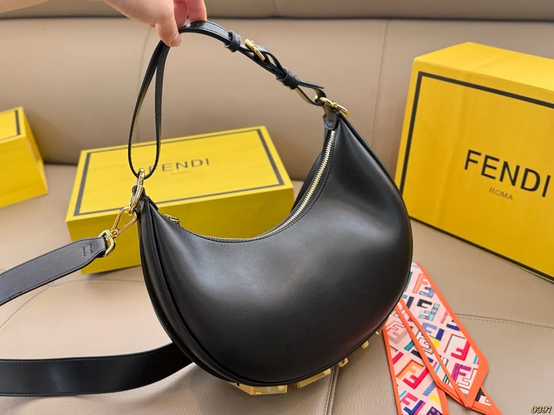 ¥180折叠盒 芬迪FENDI Graphy月牙包 经典对未来的展望 时尚百搭 上身又A又飒 尺寸28 15