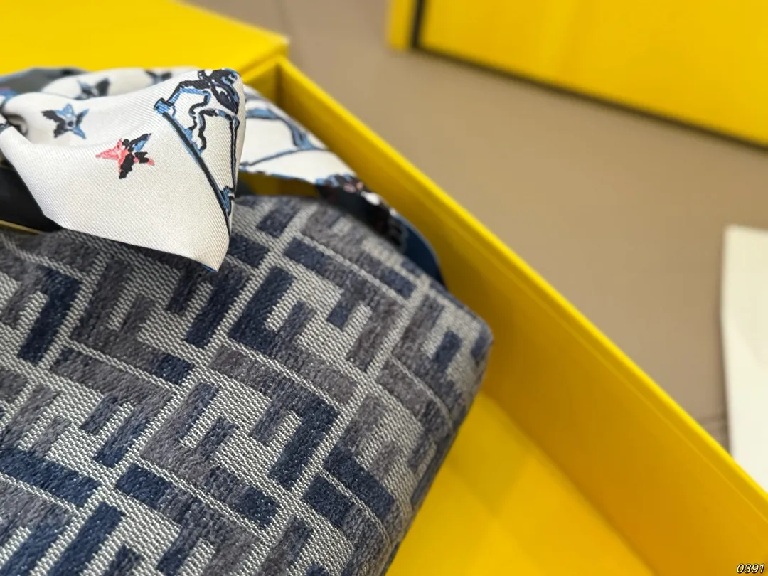 ¥175折叠盒 fendi芬迪夹子包First 永远的百搭单品 上身绝美 这份质感 小仙女们值得拥有 尺寸23 17