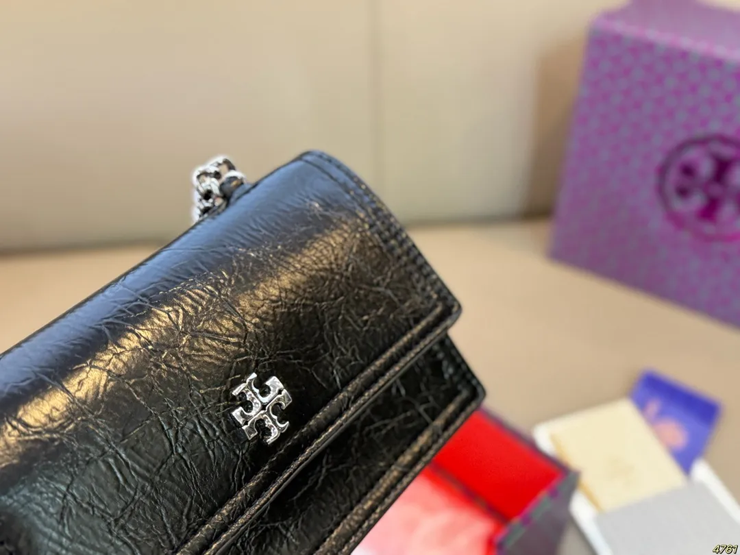 ¥170折叠盒 Tory Burch tb托里伯奇新款迷你手提包 外形小巧,可爱中带着点精致! 多种用法,🉑️休闲可正式 可盐可甜,演绎迷人现代感❗️ 尺寸17 11