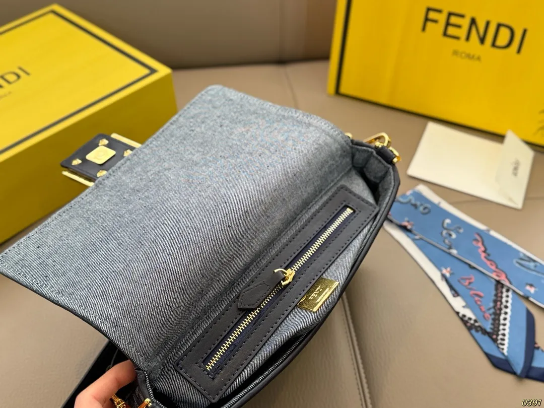 ¥170/¥160折叠盒 芬迪FENDI 法棍包 拿到手里才能感觉到它的魅力 经典百搭优雅大气 这份质感 小仙女们值得拥有 尺寸26 15/20 11